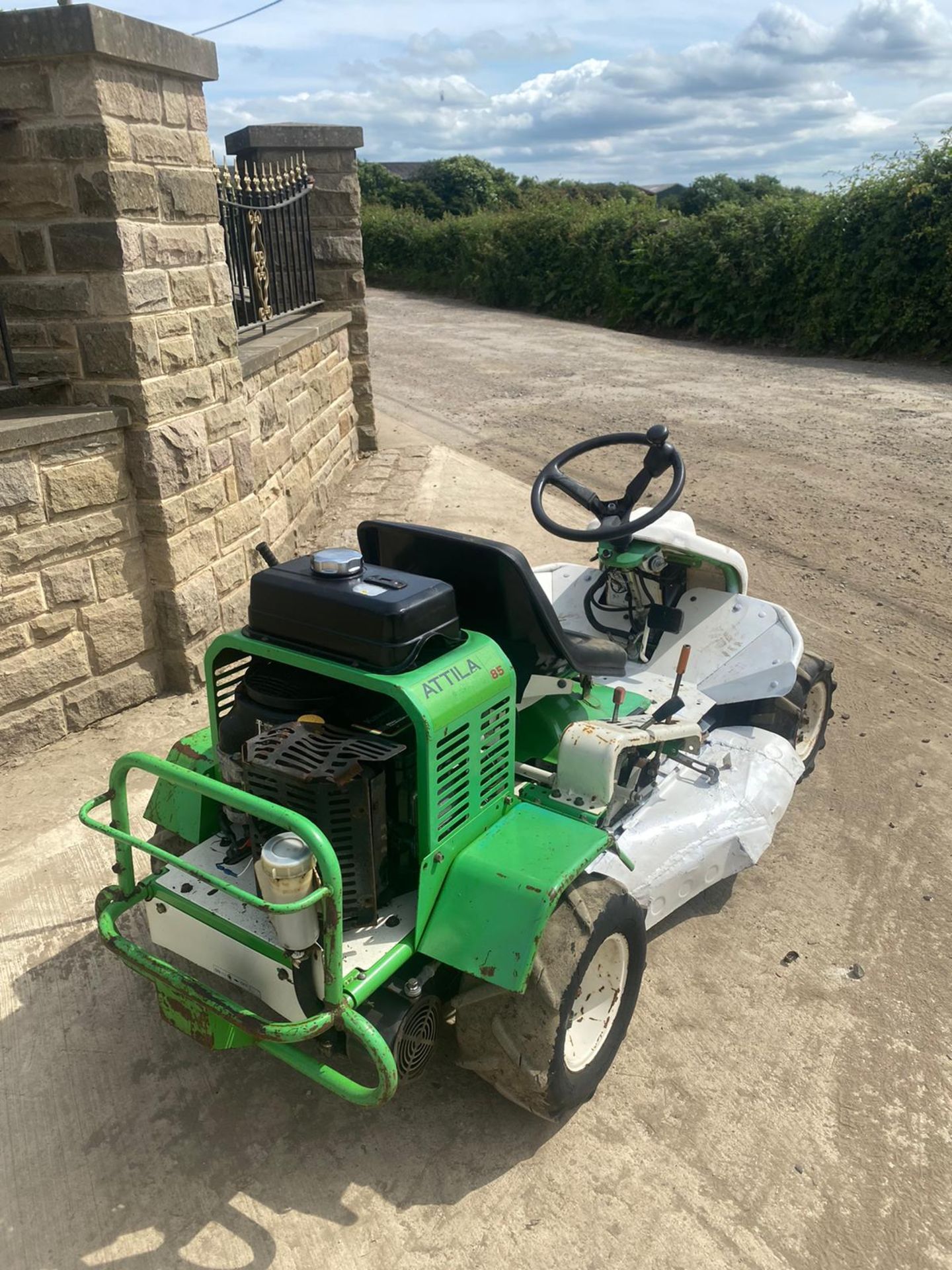 ETESIA ATTILA 85 BANK MOWER, STARTS AND RUNS, HOURS ARE SHOWING 554 *NO VAT* - Image 2 of 6