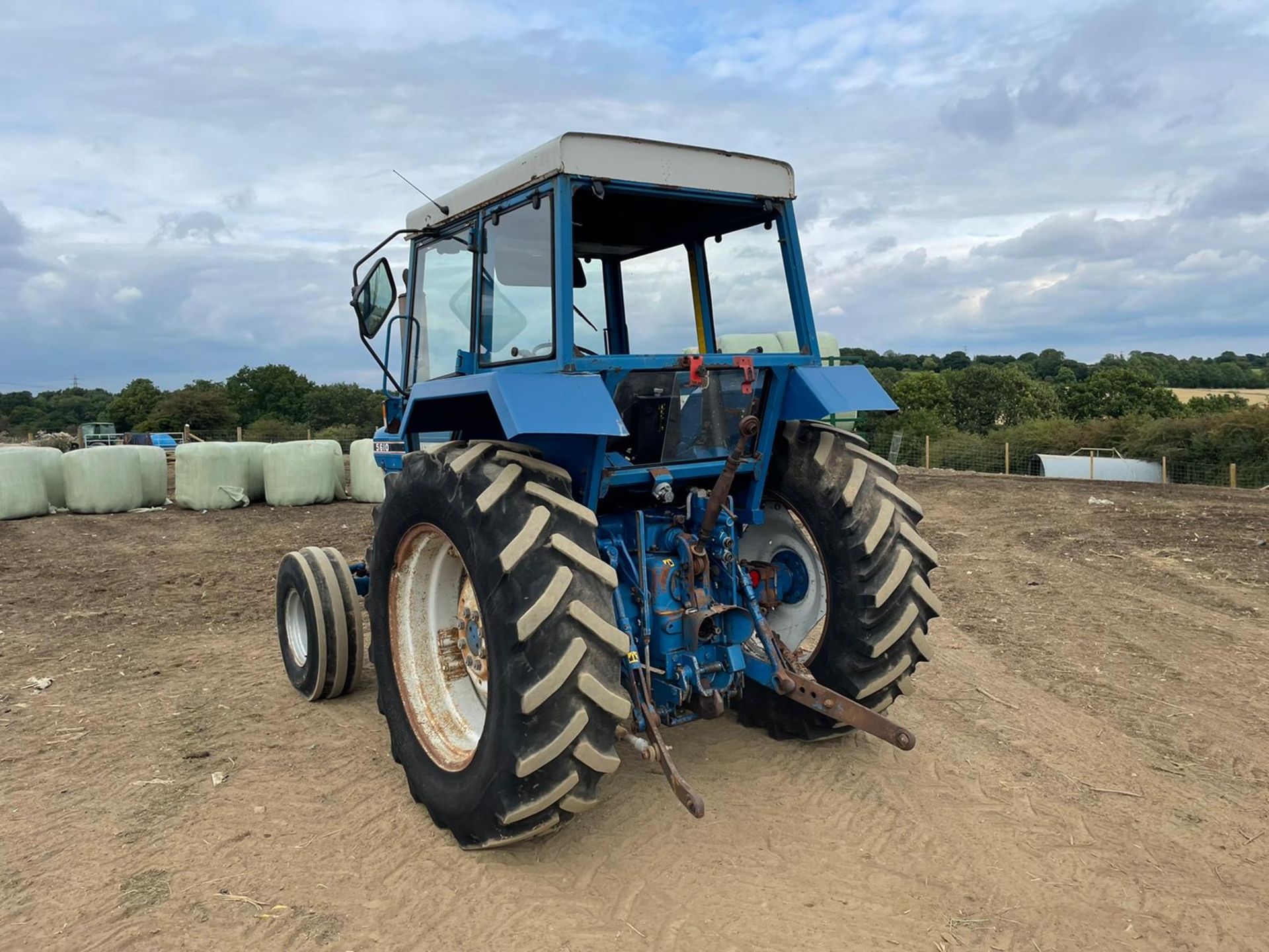 FORD 5610-II TRACTOR, RUNS AND DRIVES, CABBED, GOOD SEAT, 72hp, 3 POINT LINKAGE *PLUS VAT* - Image 4 of 15