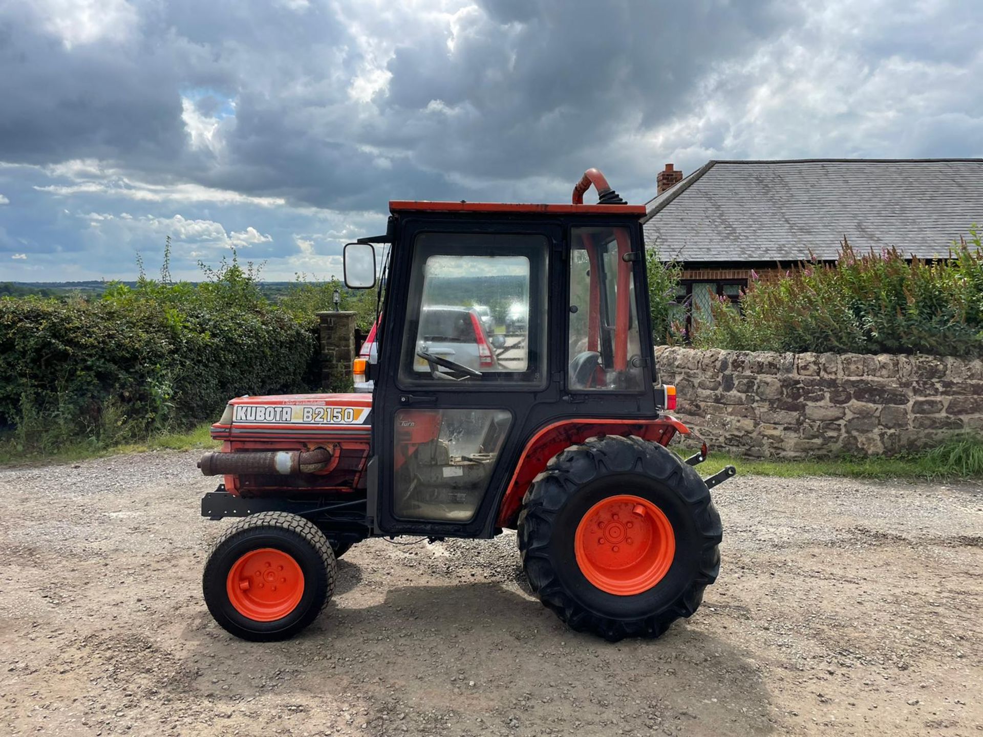 KUBOTA B2150 COMPACT TRACTOR, RUNS AND DRIVES, 3 POINT LINKAGE, 23HP, HYDROSTATIC *PLUS VAT* - Image 3 of 8