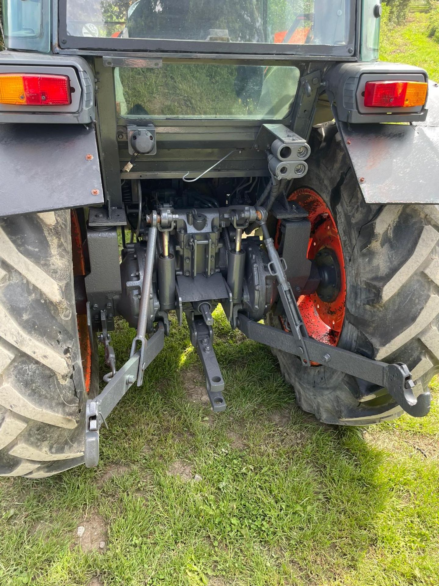 2014 KUBOTA L5740 TRACTOR, RUNS AND DRIVES, PTO WORKS, LINKAGE ARMS WORK, FULLY GLASS CAB *PLUS VAT* - Image 6 of 12