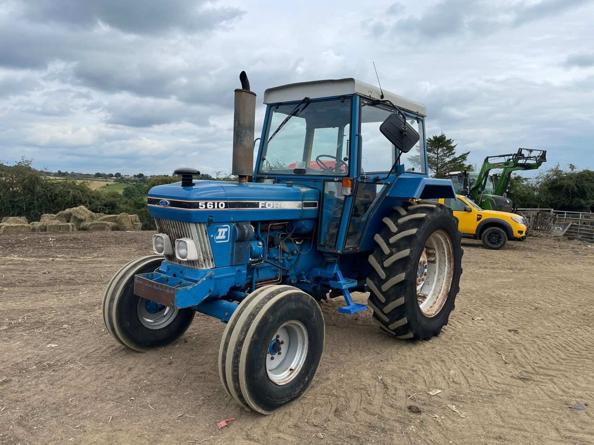 FORD 5610-II TRACTOR, RUNS AND DRIVES, CABBED, GOOD SEAT, 72hp, 3 POINT LINKAGE *PLUS VAT* - Image 2 of 15