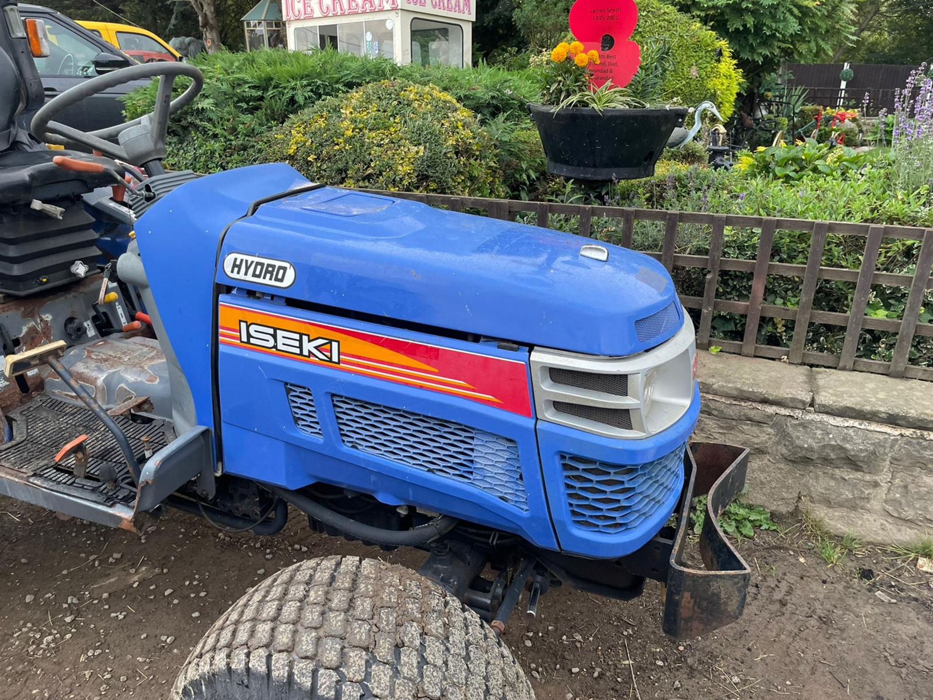 ISEKI TH4330 COMPACT TRACTOR, RUNS DRIVES AND WORKS, HYDROSTATIC, GRASS TYRES *PLUS VAT* - Image 3 of 12