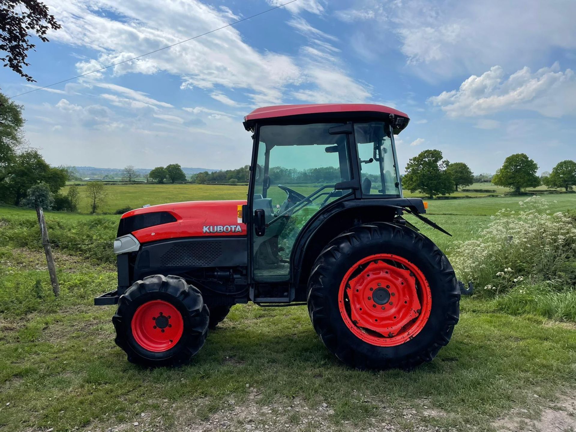 2014 KUBOTA L5740 TRACTOR, RUNS AND DRIVES, PTO WORKS, LINKAGE ARMS WORK, FULLY GLASS CAB *PLUS VAT* - Image 3 of 12