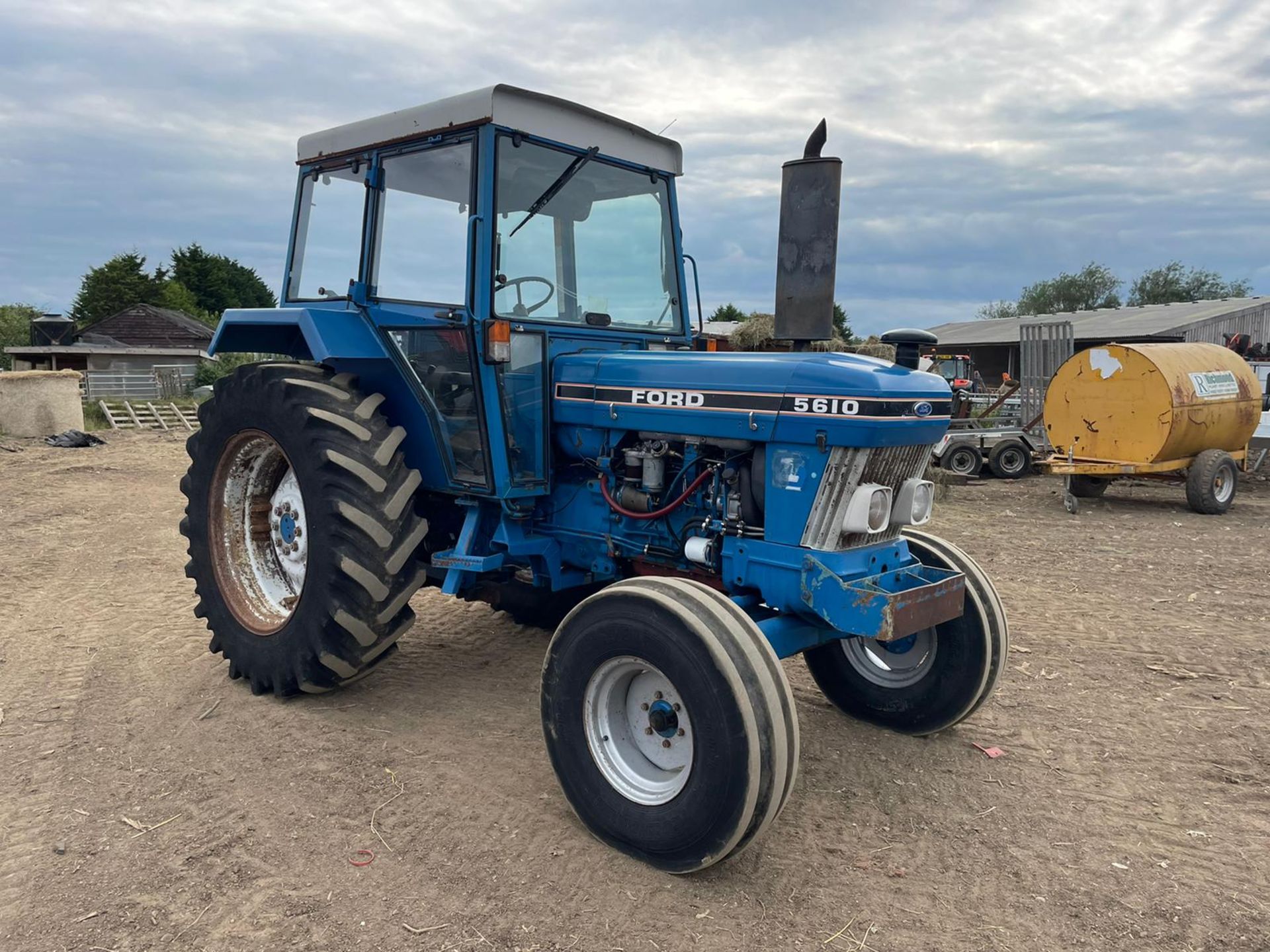 FORD 5610-II TRACTOR, RUNS AND DRIVES, CABBED, GOOD SEAT, 72hp, 3 POINT LINKAGE *PLUS VAT*