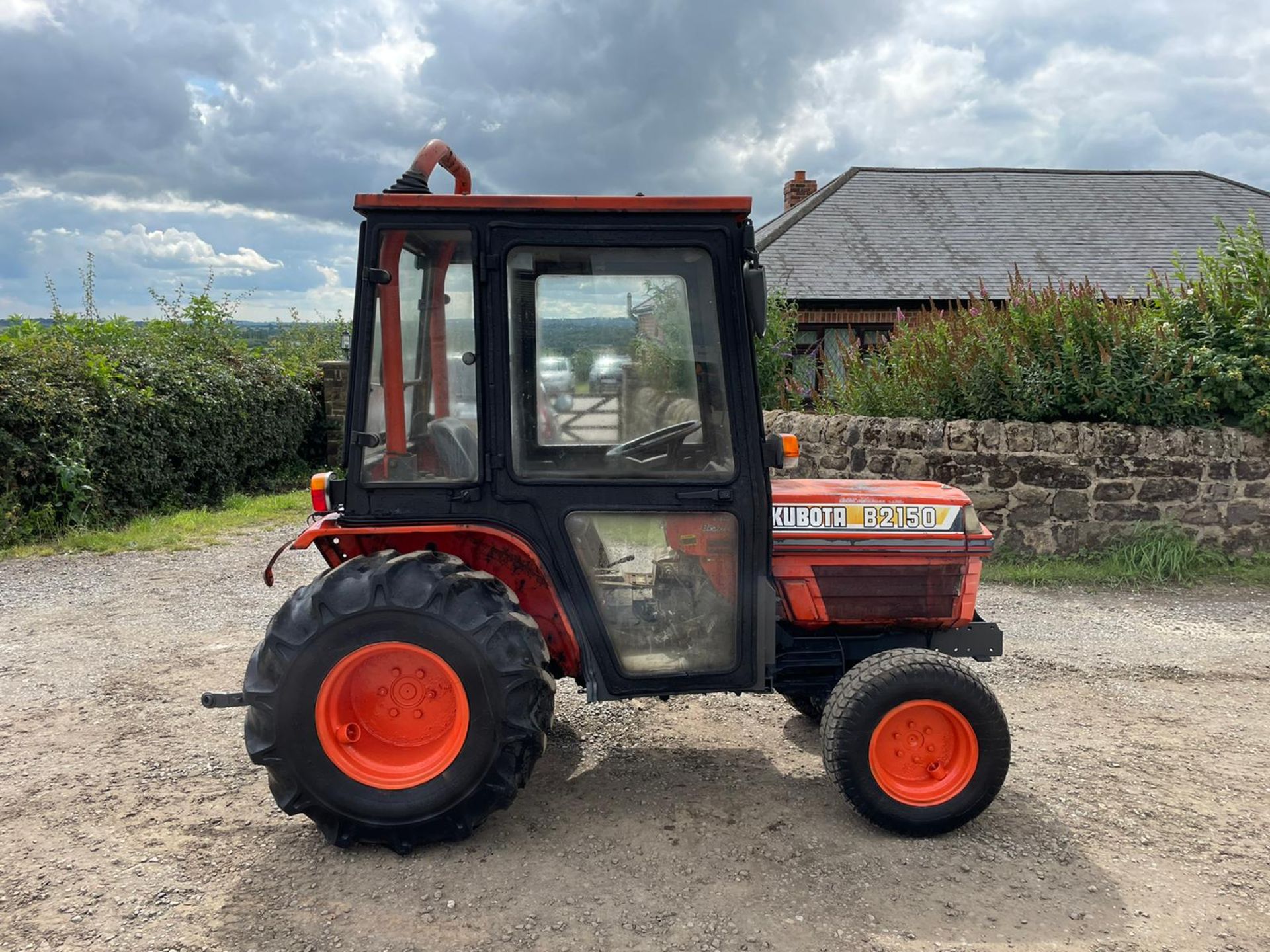 KUBOTA B2150 COMPACT TRACTOR, RUNS AND DRIVES, 3 POINT LINKAGE, 23HP, HYDROSTATIC *PLUS VAT* - Image 6 of 8