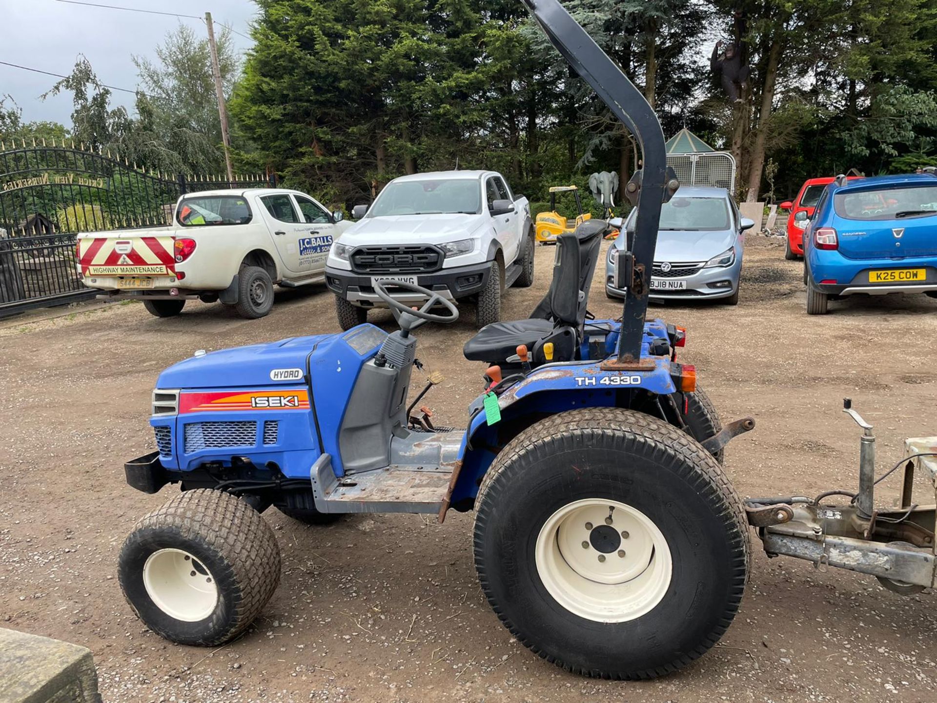 ISEKI TH4330 COMPACT TRACTOR, RUNS DRIVES AND WORKS, HYDROSTATIC, GRASS TYRES *PLUS VAT* - Image 7 of 12