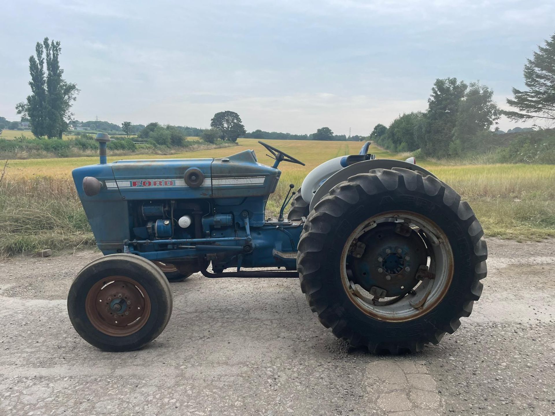 FORD 300 PETROL VINTAGE TRACTOR, RUNS AND DRIVES, SHOWING 2882 HOURS, ALL GEARS WORK *PLUS VAT* - Image 3 of 7