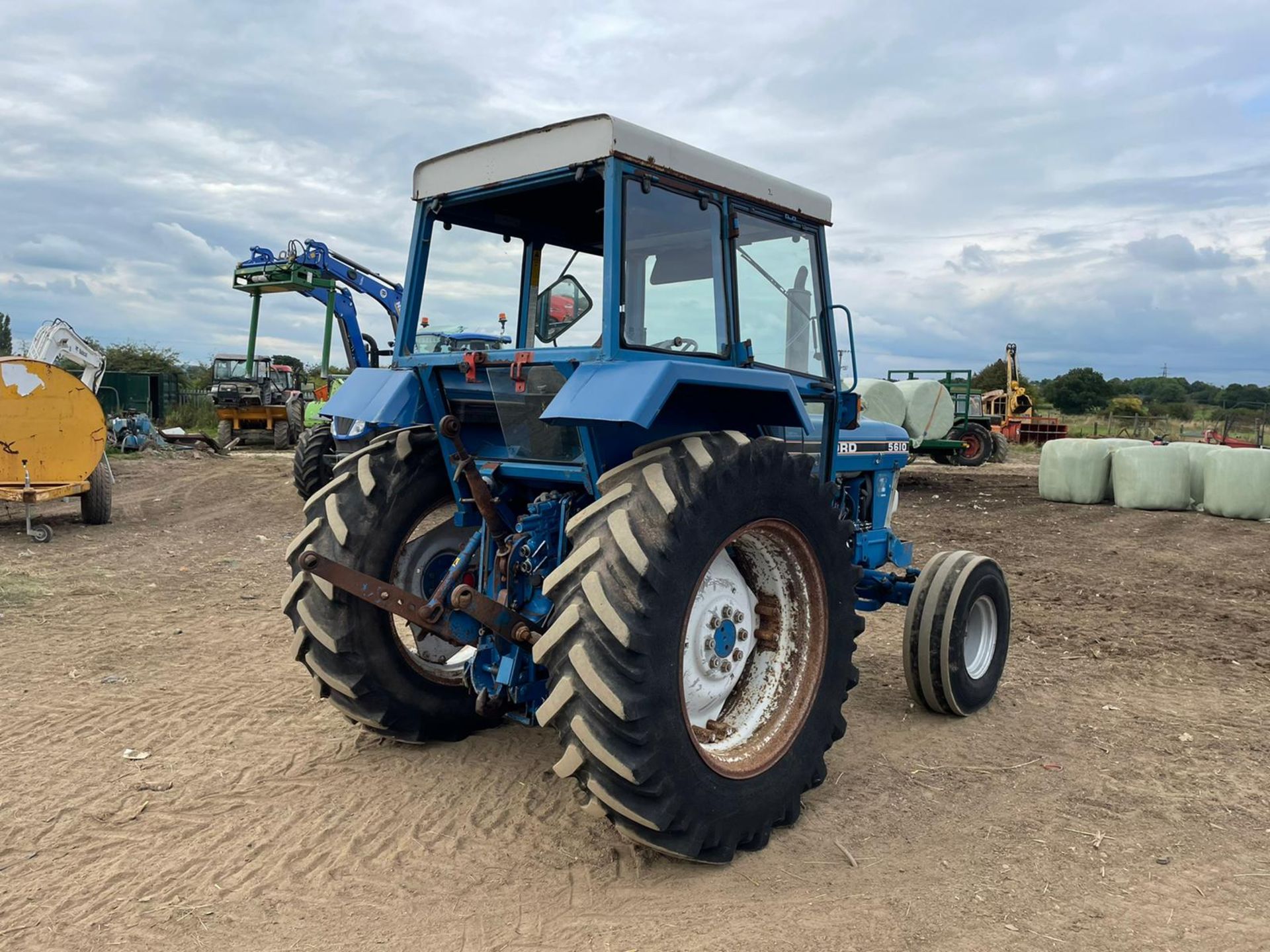 FORD 5610-II TRACTOR, RUNS AND DRIVES, CABBED, GOOD SEAT, 72hp, 3 POINT LINKAGE *PLUS VAT* - Image 3 of 15