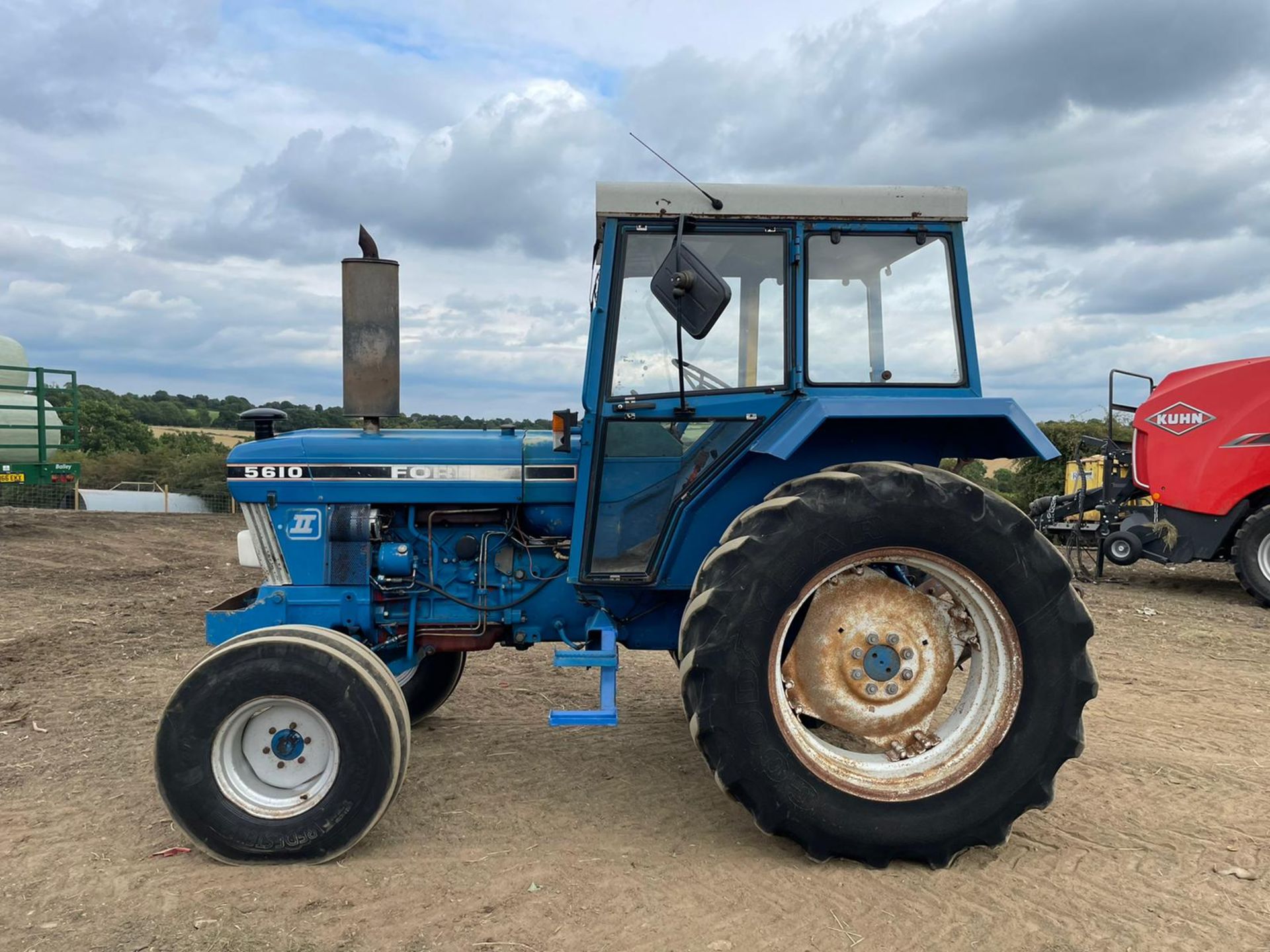 FORD 5610-II TRACTOR, RUNS AND DRIVES, CABBED, GOOD SEAT, 72hp, 3 POINT LINKAGE *PLUS VAT* - Image 5 of 15