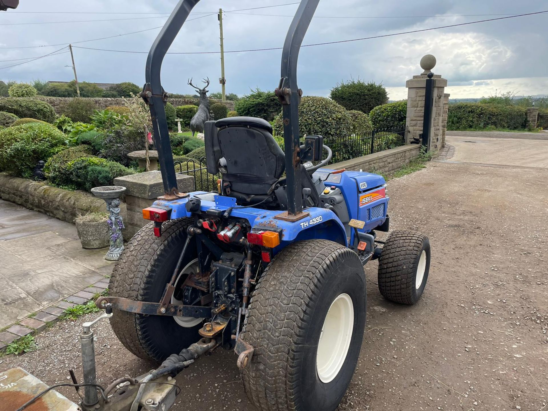 ISEKI TH4330 COMPACT TRACTOR, RUNS DRIVES AND WORKS, HYDROSTATIC, GRASS TYRES *PLUS VAT* - Image 8 of 12