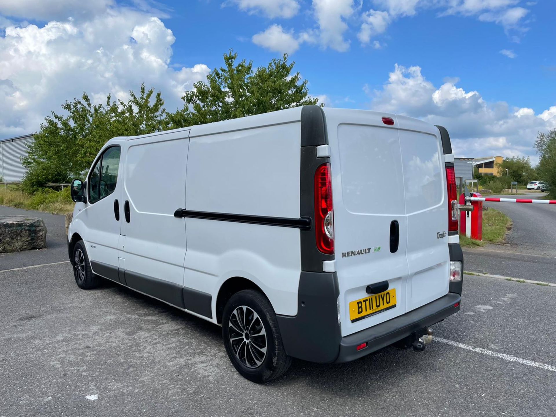 2011 RENAULT TRAFIC LL29 DCI 115 WHITE PANEL VAN, 2.0 DIESEL ENGINE, 85,946 MILES WITH FSH *NO VAT* - Image 3 of 12