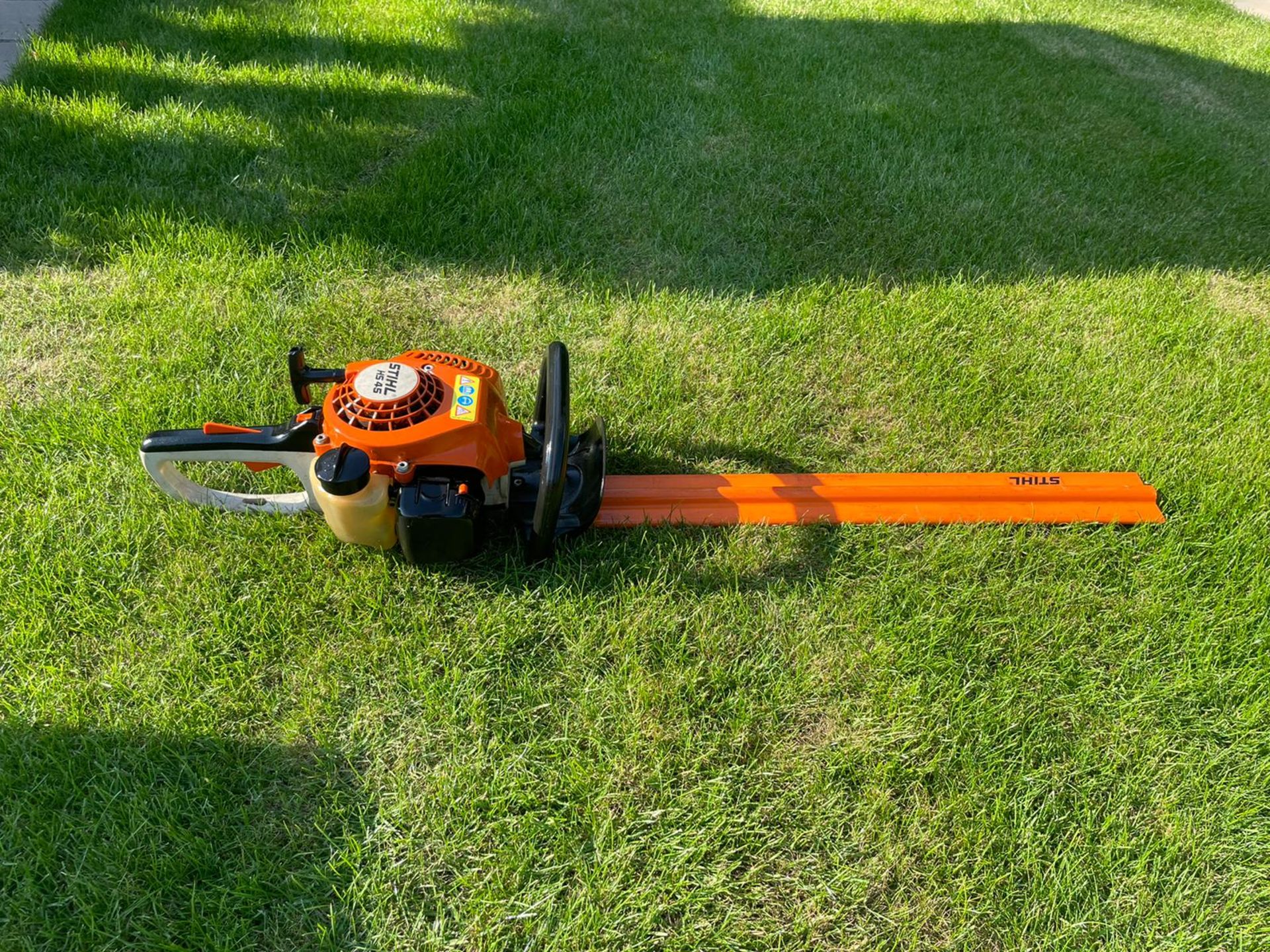 2019 STIHL HS45 HEDGE TRIMMER, RUND AND WORKS, BAR COVER IS INCLUDED *NO VAT* - Image 5 of 6