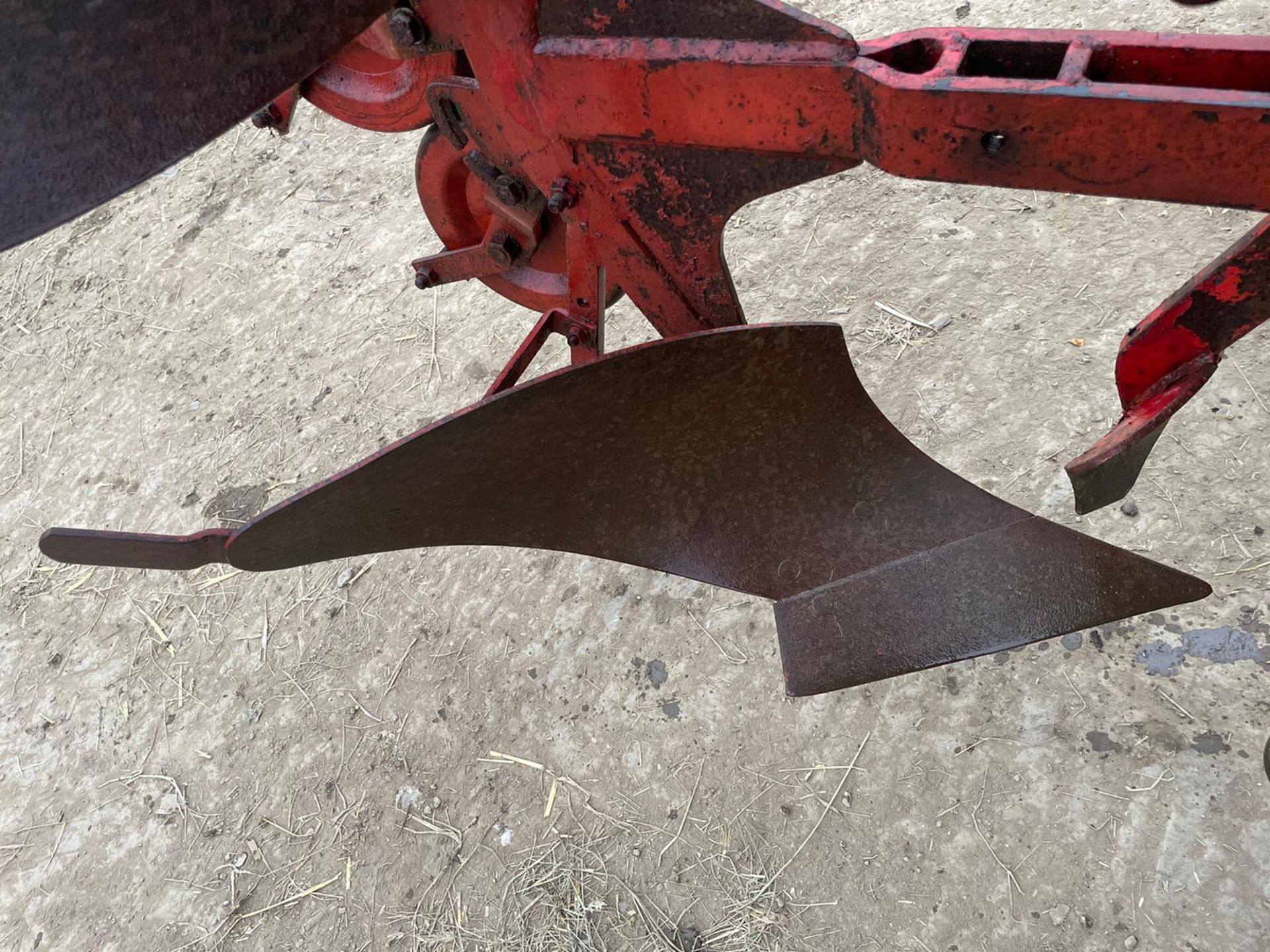 RED SINGLE FURROW REVERSIBLE PLOUGH, SUITABLE FOR COMPACT TRACTOR *PLUS VAT* - Image 8 of 9