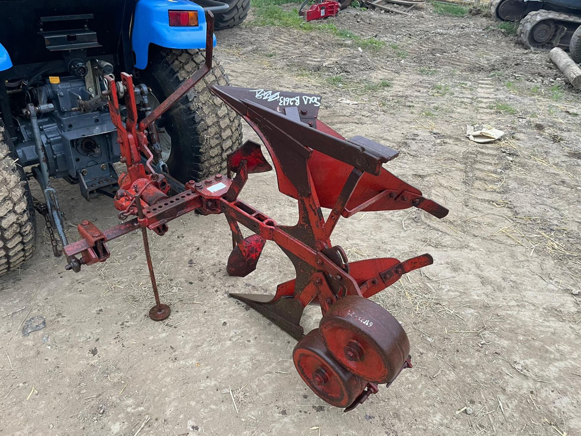 RED SINGLE FURROW REVERSIBLE PLOUGH, SUITABLE FOR COMPACT TRACTOR *PLUS VAT* - Image 2 of 9