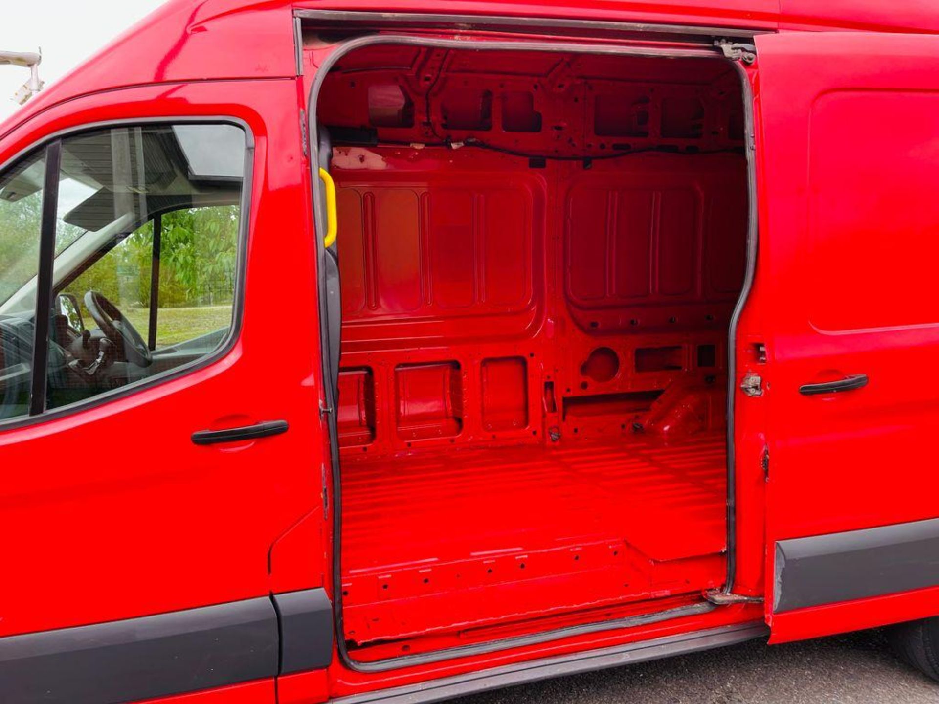 2014 FORD TRANSIT 350 RED PANEL VAN, 2.2 DIESEL ENGINE, SHOWING 120,145 MILES *NO VAT* - Image 5 of 18