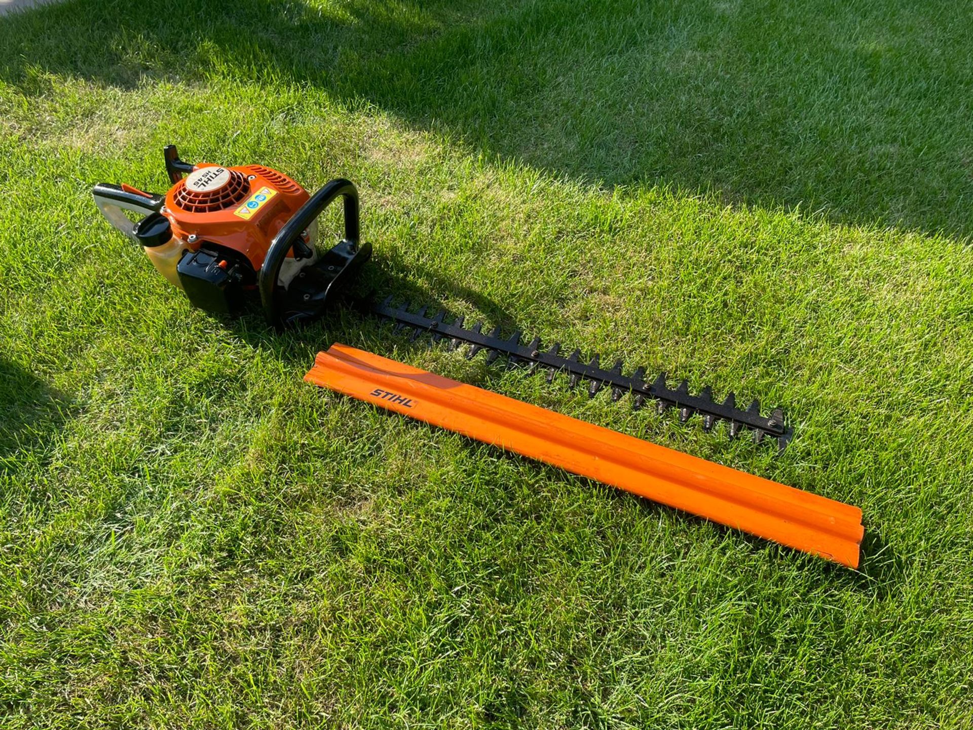 2019 STIHL HS45 HEDGE TRIMMER, RUND AND WORKS, BAR COVER IS INCLUDED *NO VAT* - Image 3 of 6