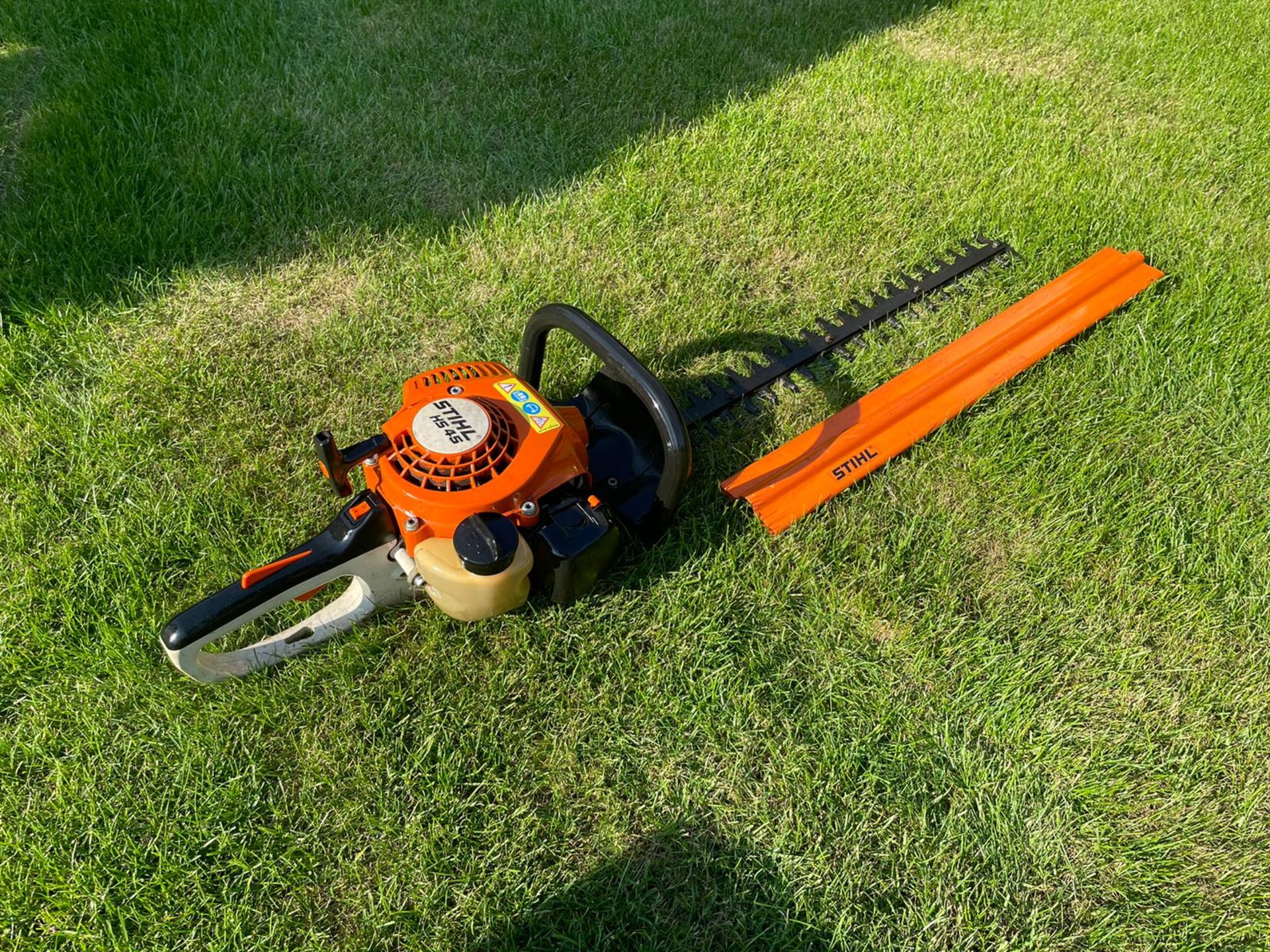 2019 STIHL HS45 HEDGE TRIMMER, RUND AND WORKS, BAR COVER IS INCLUDED *NO VAT* - Image 4 of 6