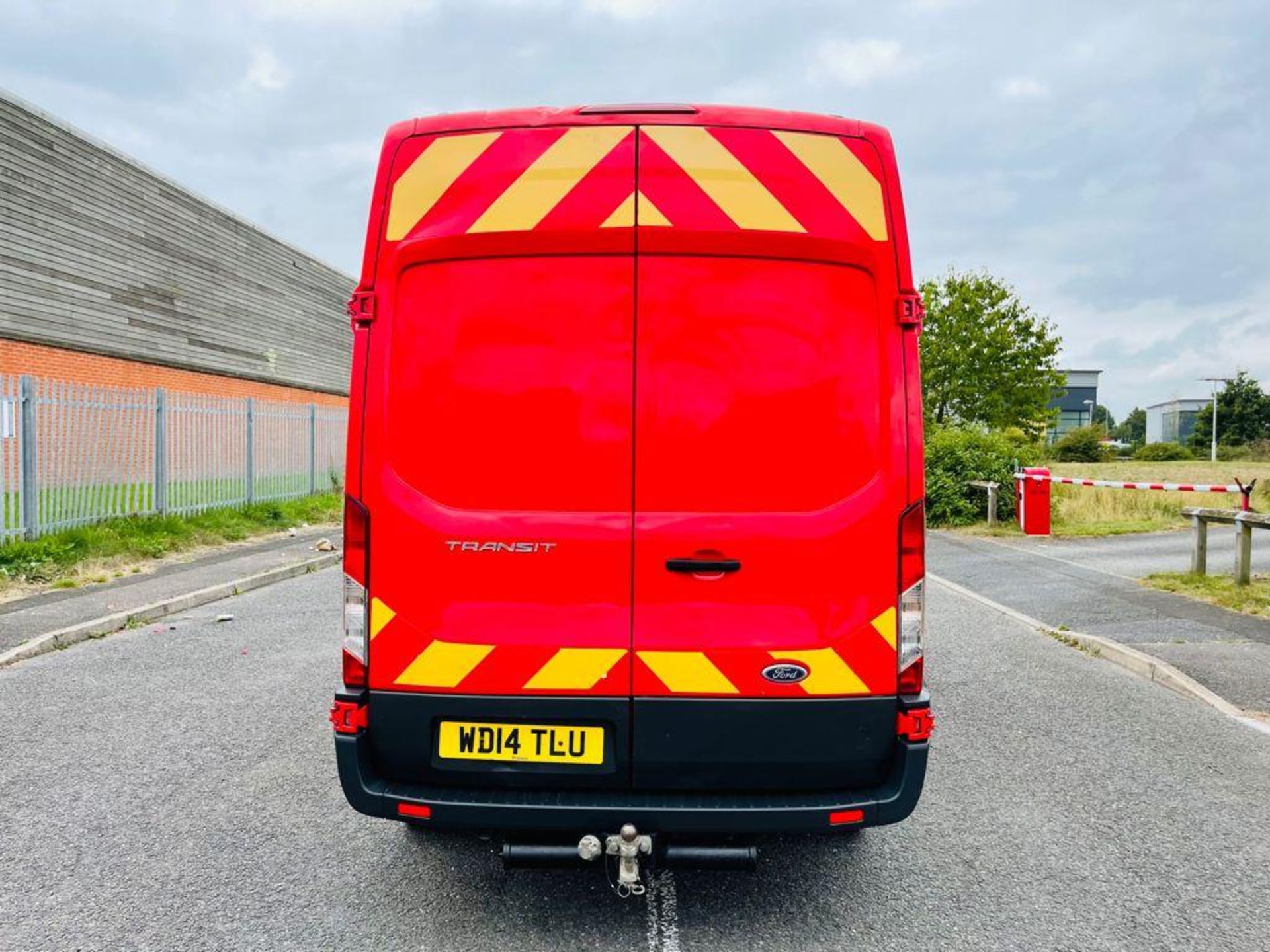 2014 FORD TRANSIT 350 RED PANEL VAN, 2.2 DIESEL ENGINE, SHOWING 120,145 MILES *NO VAT* - Image 7 of 18