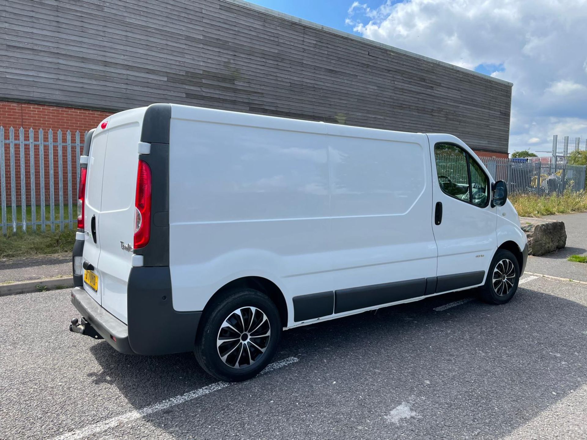 2011 RENAULT TRAFIC LL29 DCI 115 WHITE PANEL VAN, 2.0 DIESEL ENGINE, 85,946 MILES WITH FSH *NO VAT* - Image 4 of 12