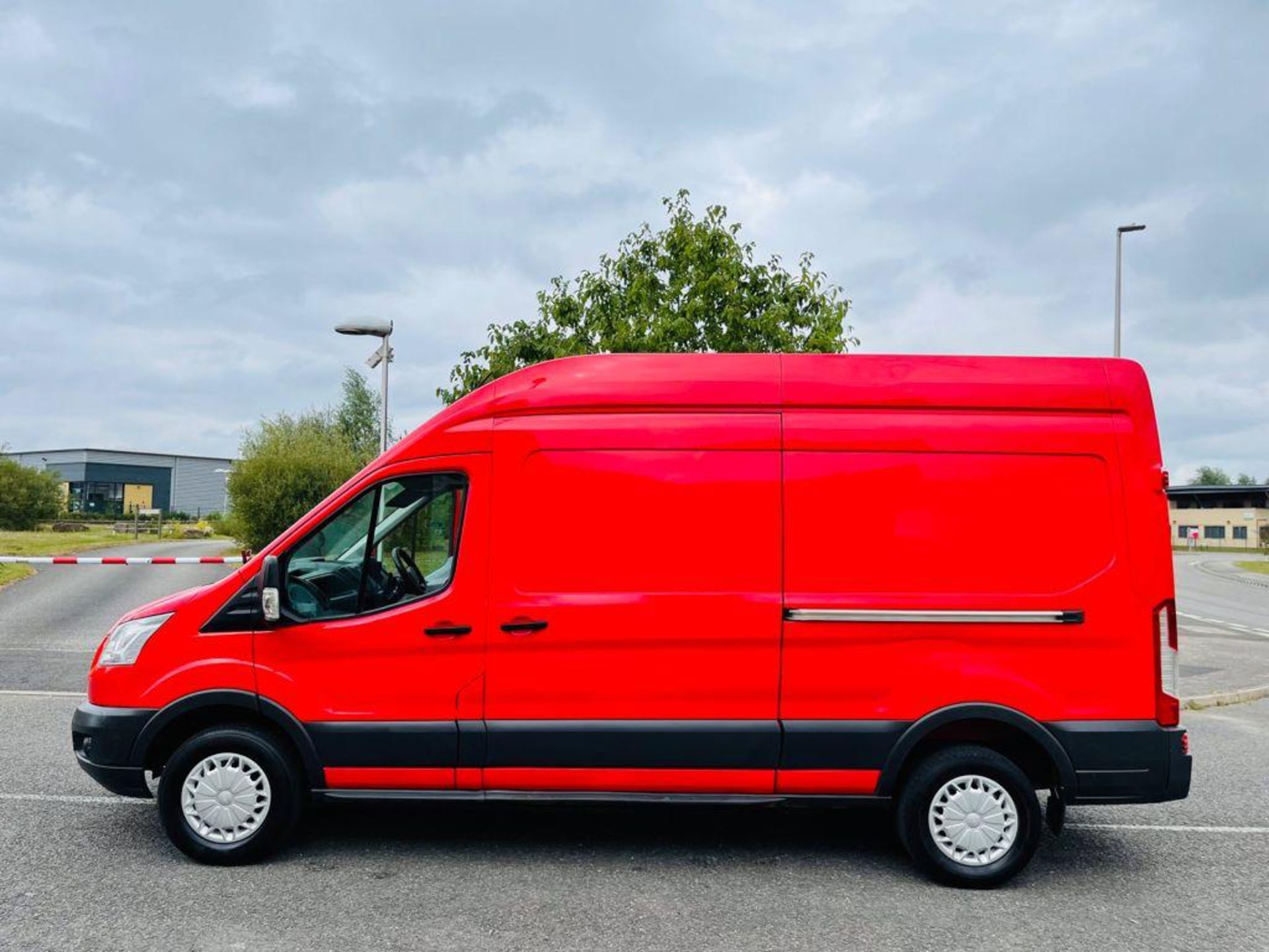 2014 FORD TRANSIT 350 RED PANEL VAN, 2.2 DIESEL ENGINE, SHOWING 120,145 MILES *NO VAT* - Image 4 of 18