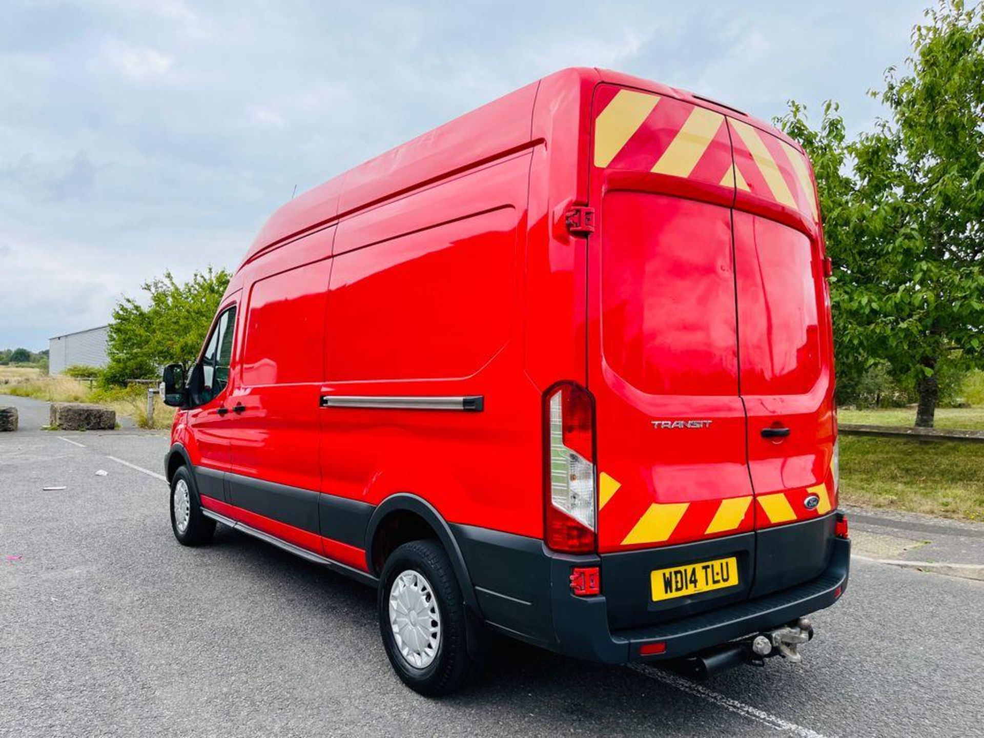 2014 FORD TRANSIT 350 RED PANEL VAN, 2.2 DIESEL ENGINE, SHOWING 120,145 MILES *NO VAT* - Image 6 of 18