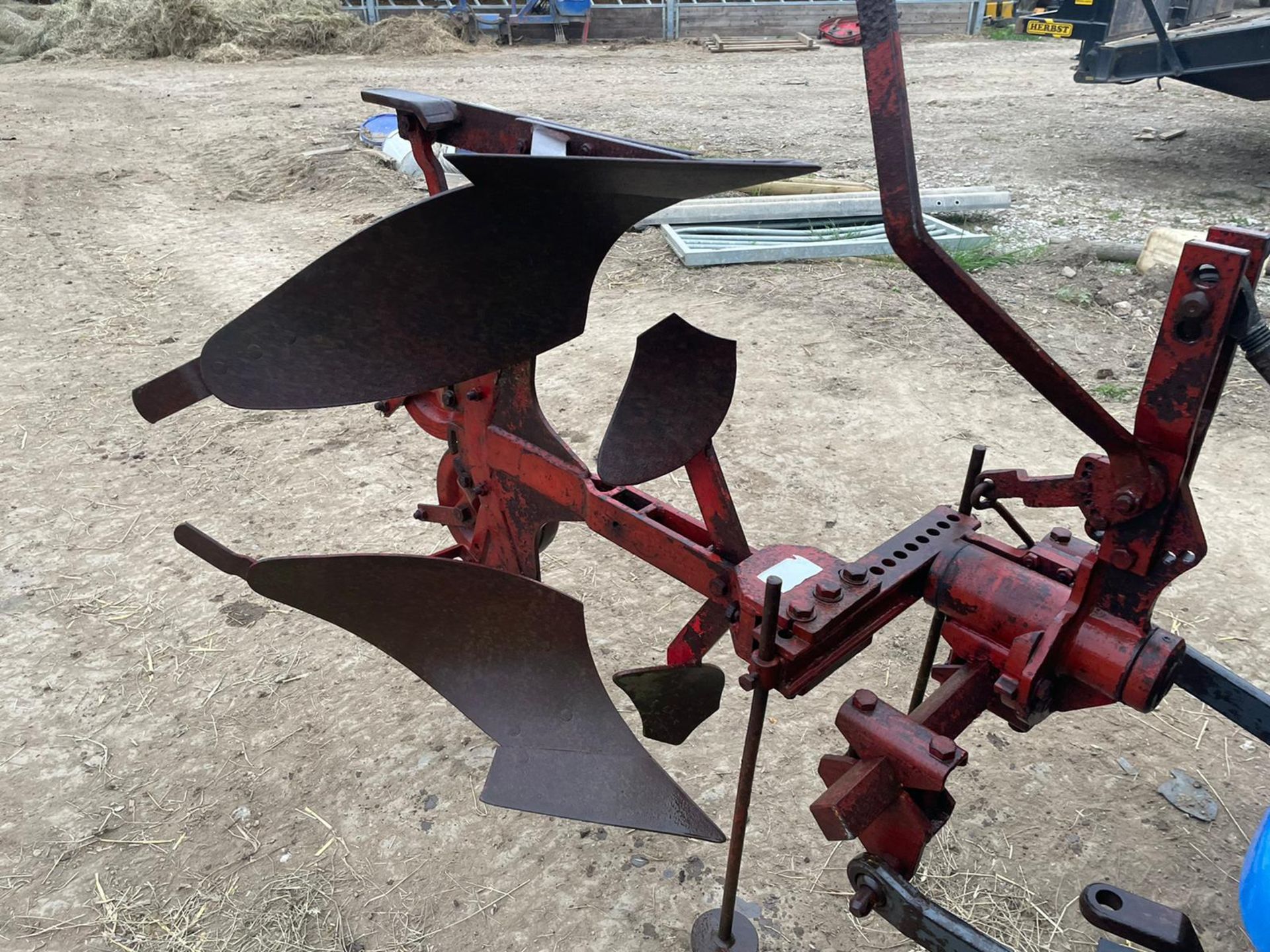 RED SINGLE FURROW REVERSIBLE PLOUGH, SUITABLE FOR COMPACT TRACTOR *PLUS VAT* - Image 4 of 9