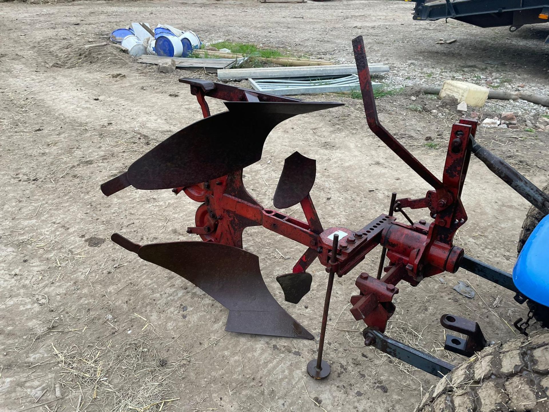 RED SINGLE FURROW REVERSIBLE PLOUGH, SUITABLE FOR COMPACT TRACTOR *PLUS VAT* - Image 5 of 9