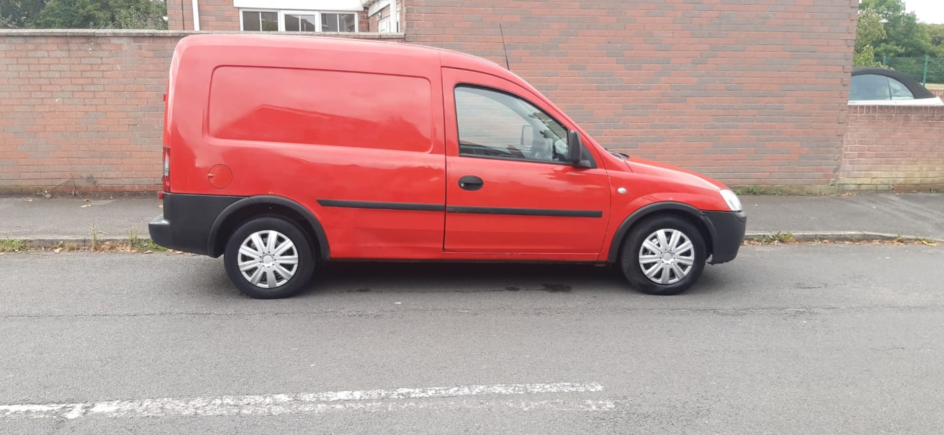 2010 VAUXHALL COMBO 1700 CDTI RED VAN, SHOWING 96,200 MILES, 1.3 DIESEL ENGINE *PLUS VAT* - Image 7 of 17