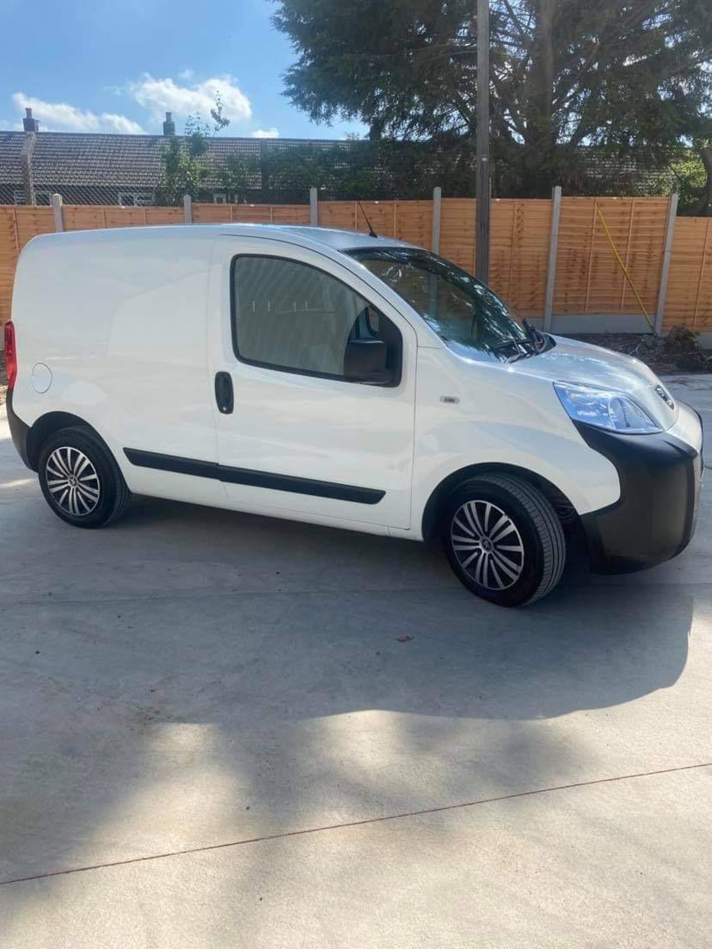 2017/67 REG PEUGEOT BIPPER PROFESSIONAL HDI 1.25 DIESEL WHITE PANEL VAN, SHOWING 2 FORMER KEEPERS