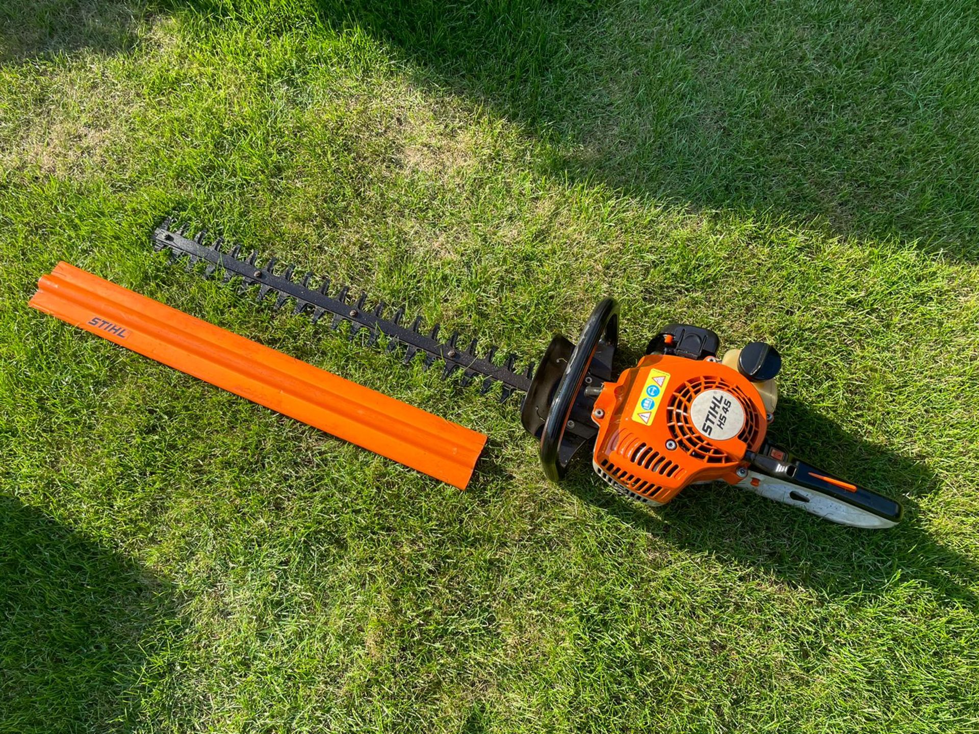 2019 STIHL HS45 HEDGE TRIMMER, RUND AND WORKS, BAR COVER IS INCLUDED *NO VAT* - Image 2 of 6