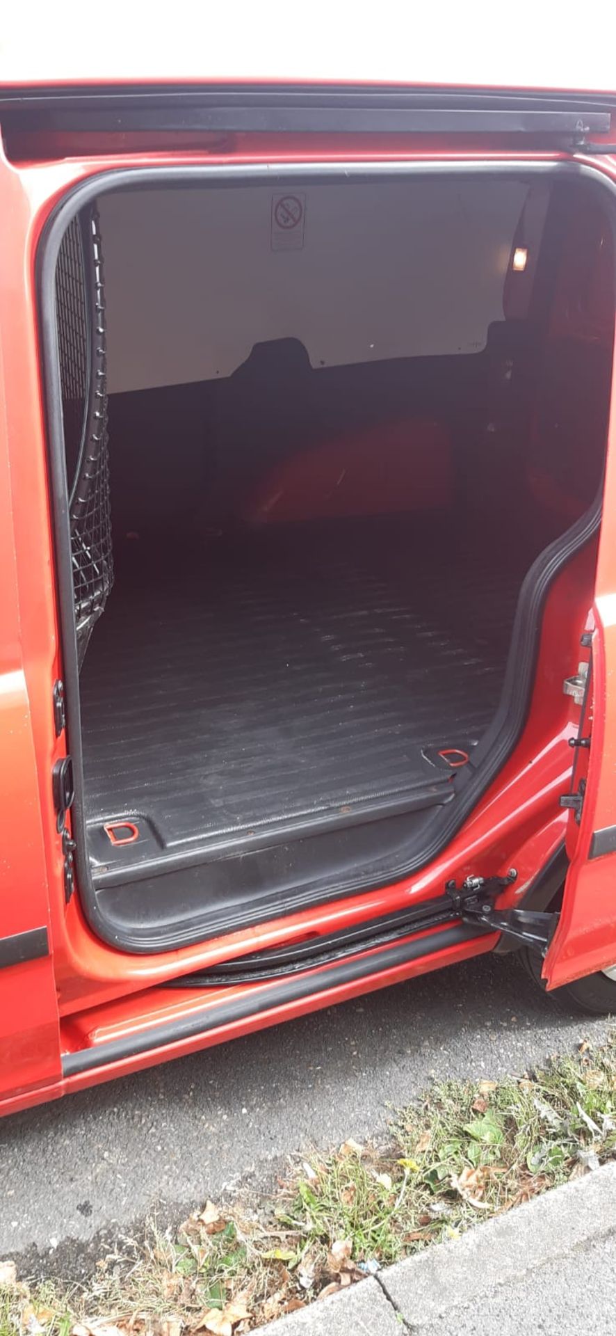 2010 VAUXHALL COMBO 1700 CDTI RED VAN, SHOWING 96,200 MILES, 1.3 DIESEL ENGINE *PLUS VAT* - Image 9 of 17