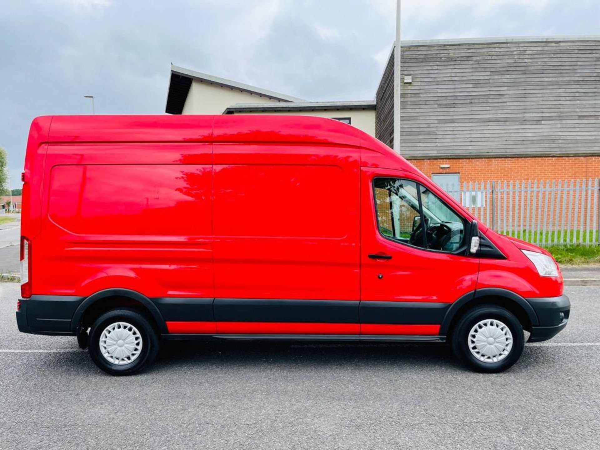 2014 FORD TRANSIT 350 RED PANEL VAN, 2.2 DIESEL ENGINE, SHOWING 120,145 MILES *NO VAT* - Image 9 of 18