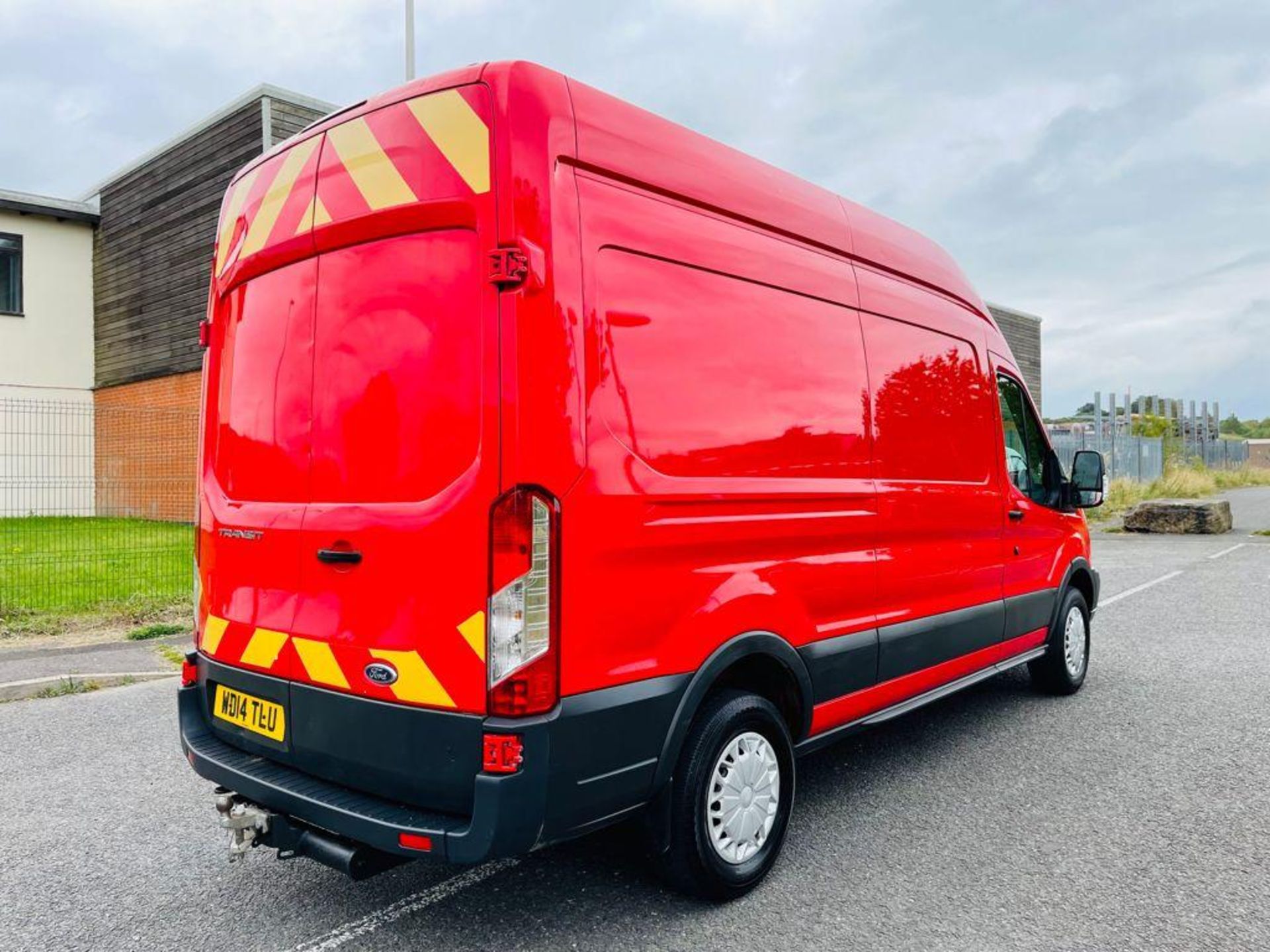 2014 FORD TRANSIT 350 RED PANEL VAN, 2.2 DIESEL ENGINE, SHOWING 120,145 MILES *NO VAT* - Image 8 of 18