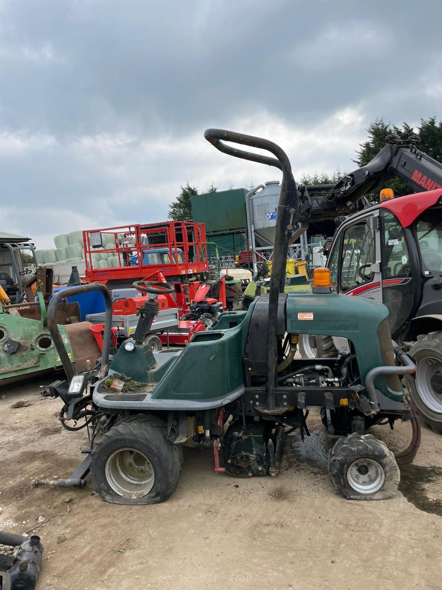 HAYTER LT324 4 WHEEL DRIVE RIDE ON MOWER, NO ENGINE, LOTS OF PARTS, GOOD PUMPS *PLUS VAT* - Image 2 of 4