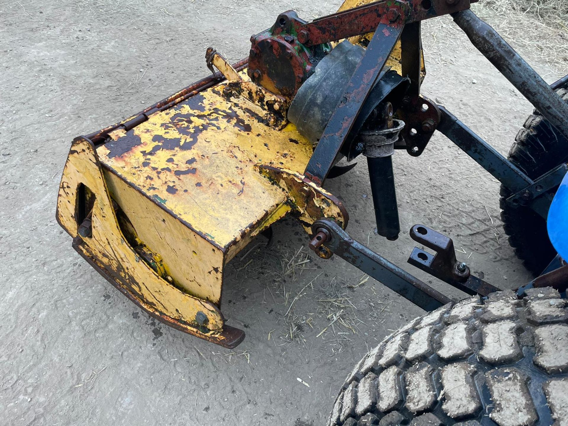 YELLOW ROTAVATOR, SUITABLE FOR COMPACT TRACTOR, IN WORKING ORDER, 3 POINT LINKAGE *PLUS VAT* - Image 4 of 5