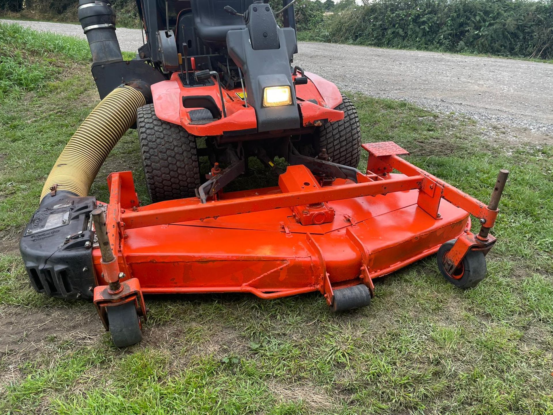 KUBOTA F3060 RIDE ON HIGH TIP MOWER, RUNS DRIVES AND CUTS, SHOWING 2715 HOURS *PLUS VAT* - Image 8 of 8