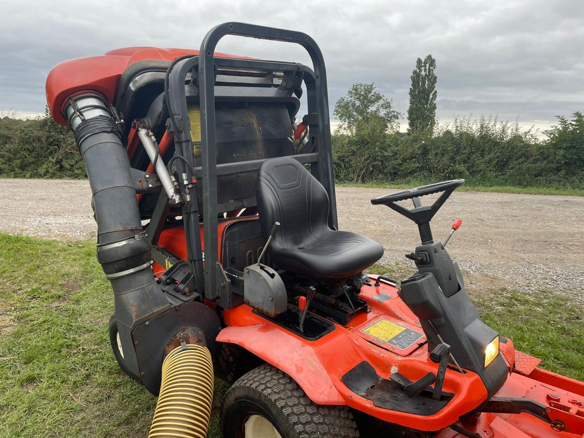 KUBOTA F3060 RIDE ON HIGH TIP MOWER, RUNS DRIVES AND CUTS, SHOWING 2715 HOURS *PLUS VAT* - Image 7 of 8