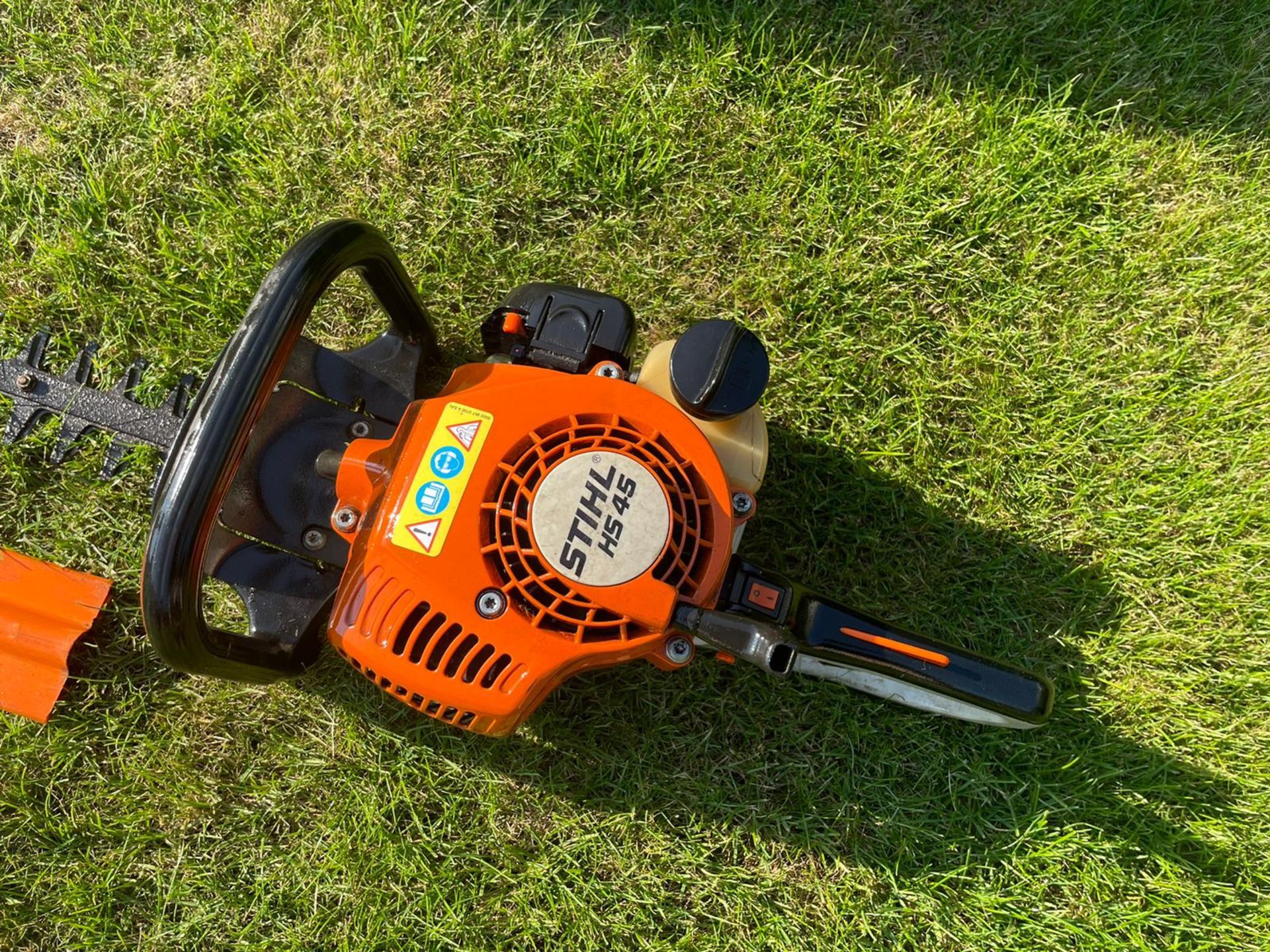 2019 STIHL HS45 HEDGE TRIMMER, RUND AND WORKS, BAR COVER IS INCLUDED *NO VAT* - Image 6 of 6