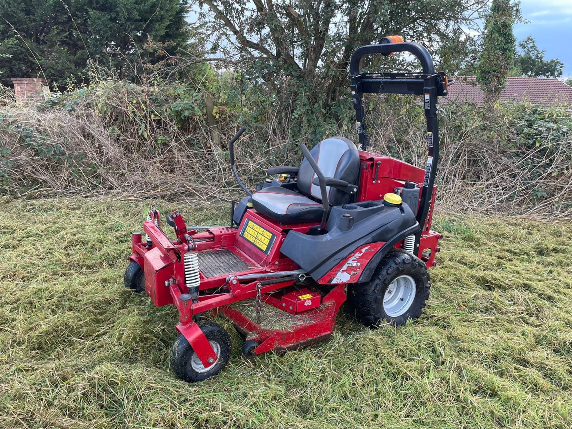 2012 FERRIS IS2500Z ZERO TURN MOWER, RUNS DRIVES AND CUTS WELL, ROAD REGISTERED, ROLL BAR *PLUS VAT* - Image 3 of 10