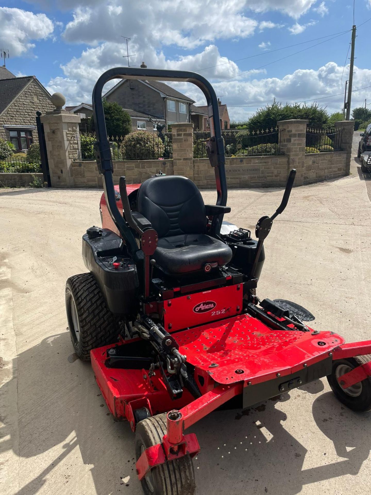 ARIENS 252 ZERO TURN DIESEL MOWER, RUNS DRIVES AND CUTS, VANGUARD 3 CYLINDER DIESEL ENGINE *PLUS VAT - Image 3 of 6