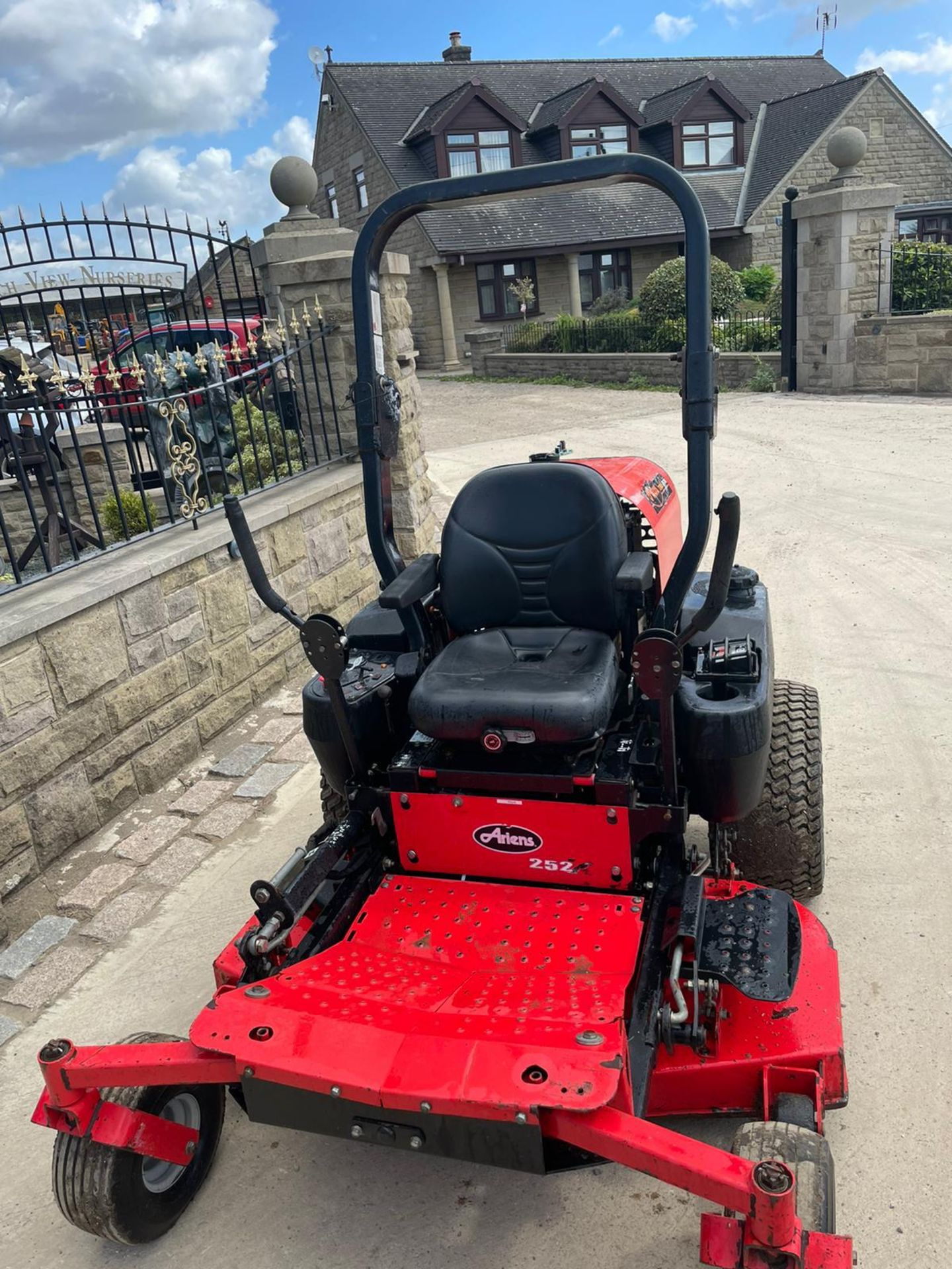 ARIENS 252 ZERO TURN DIESEL MOWER, RUNS DRIVES AND CUTS, VANGUARD 3 CYLINDER DIESEL ENGINE *PLUS VAT - Image 2 of 6