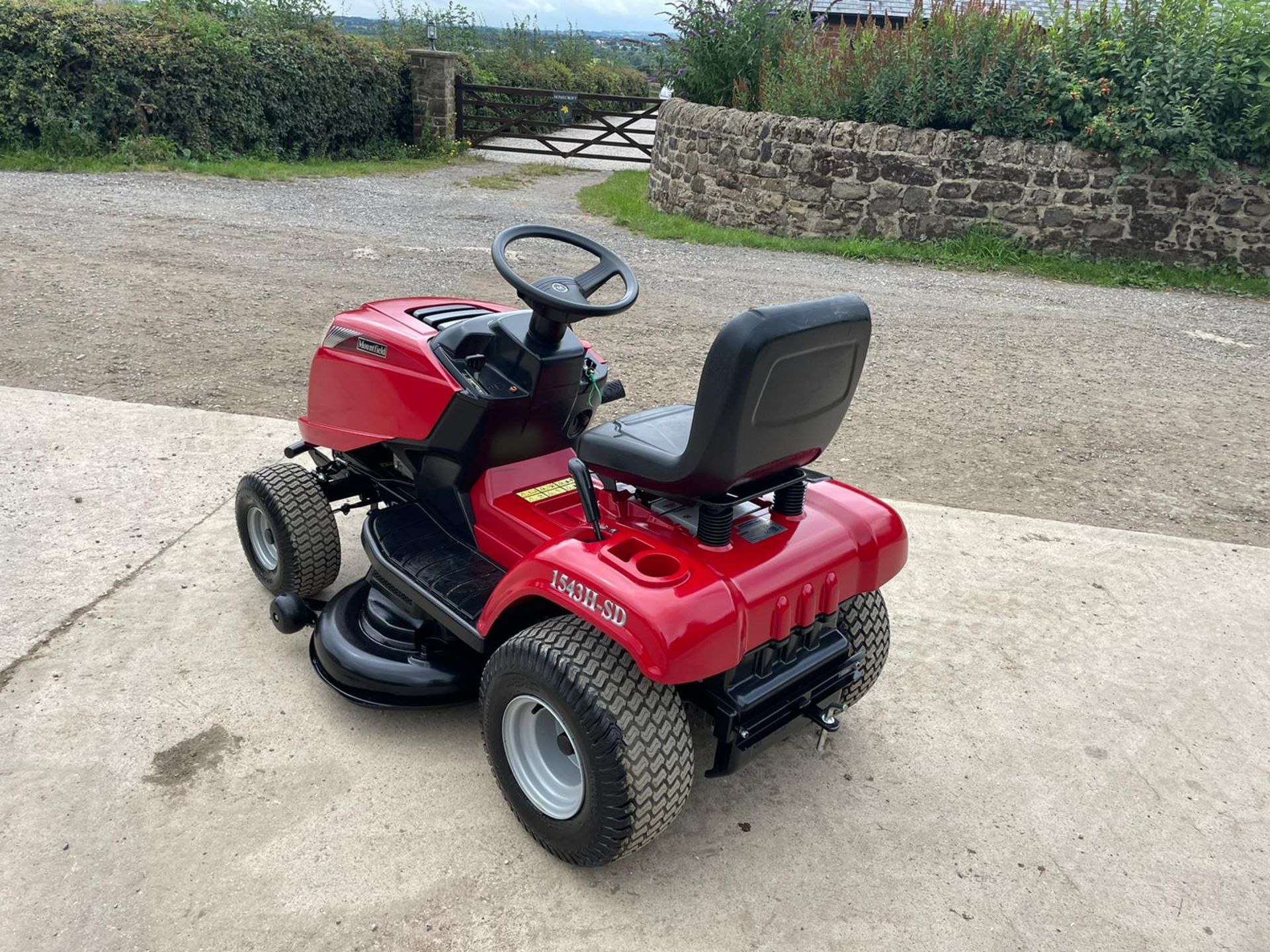 2017 MOUNTFIELD 1543H-SD RIDE ON MOWER, RUNS DRIVES AND CUTS, REAR TOW BAR *NO VAT* - Image 4 of 9