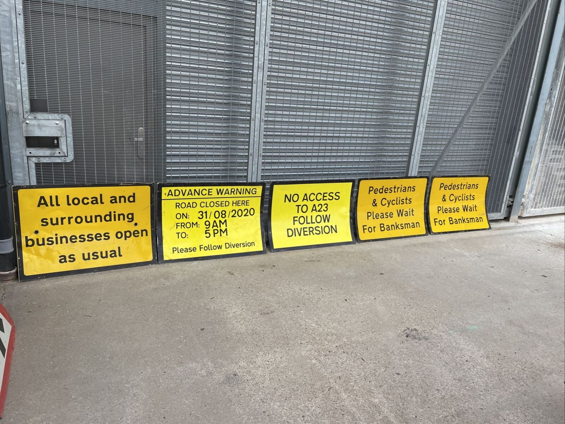 330 ROAD SIGNS IN TOTAL, SEE PICTURES FOR A LIST OF ALL SIGNS INCLUDED, NO RESERVE *PLUS VAT* - Image 11 of 54