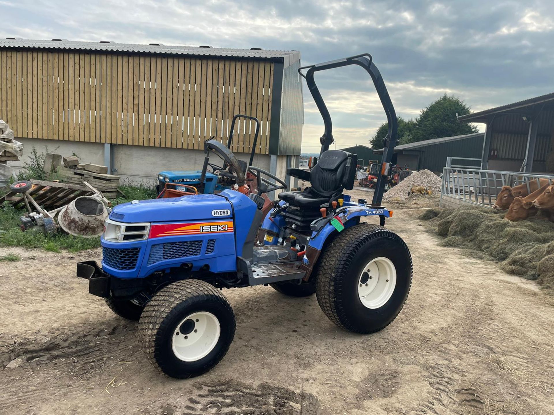 ISEKI TH4330 COMPACT TRACTOR, RUNS AND DRIVES, HYDROSTATIC, GRASS TYRES, 31hp, GOOD SEAT *PLUS VAT* - Image 2 of 11