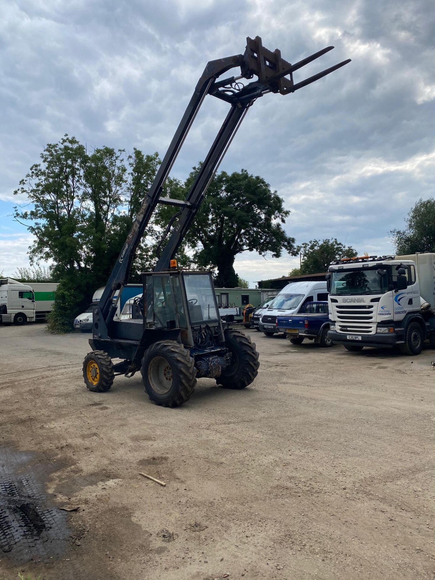 KALMAR 2.5ton LIFT TELESCOPIC FORKLIFT, BATTERY CHARGES, 4x4, PERKINS 4 CYLINDER ENGINE *PLUS VAT* - Image 2 of 6