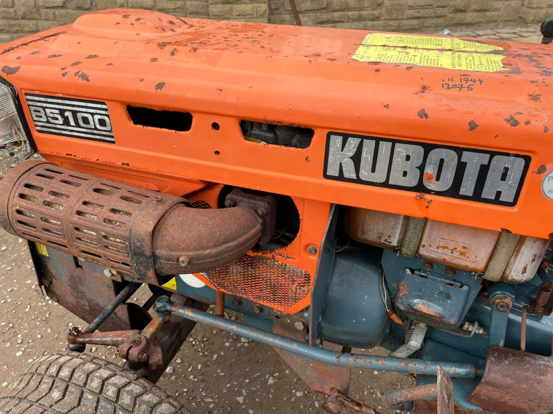 KUBOTA B5100 COMPACT TRACTOR WITH UNDERSLUNG DECK, RUNS DRIVES AND WORKS, GRASS TYRES *PLUS VAT* - Image 14 of 18