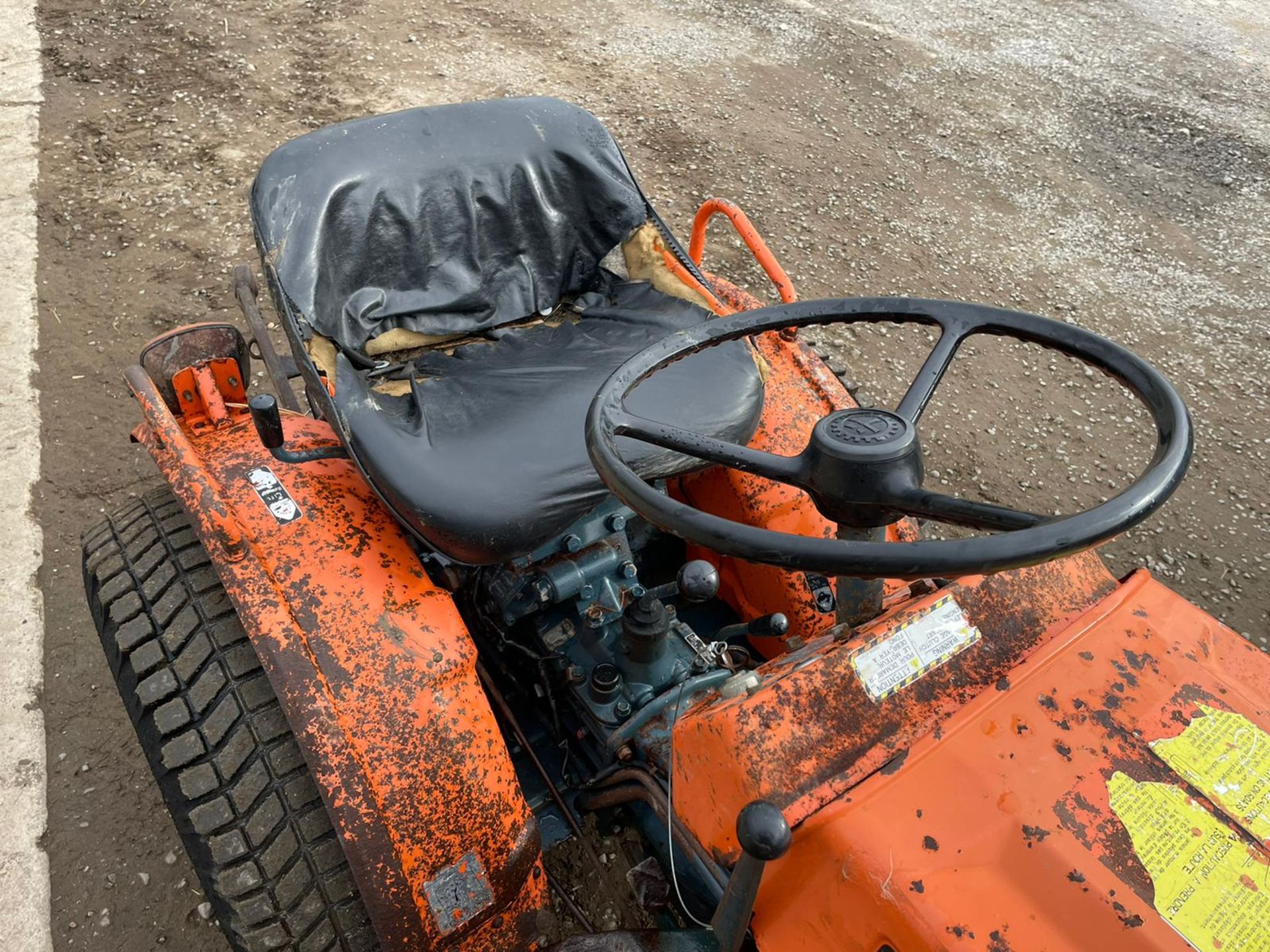 KUBOTA B5100 COMPACT TRACTOR WITH UNDERSLUNG DECK, RUNS DRIVES AND WORKS, GRASS TYRES *PLUS VAT* - Image 11 of 18