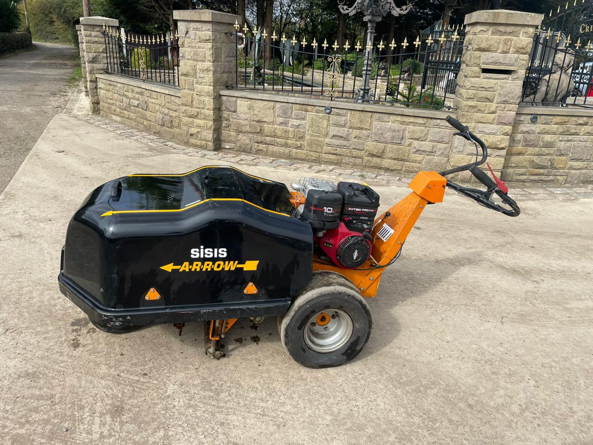 SISIS ARROW SELF PROPELLED PETROL AREATOR, RUNS AND DRIVES, BRIGGS AND STRATTON 10hp ENGINE*PLUS VAT