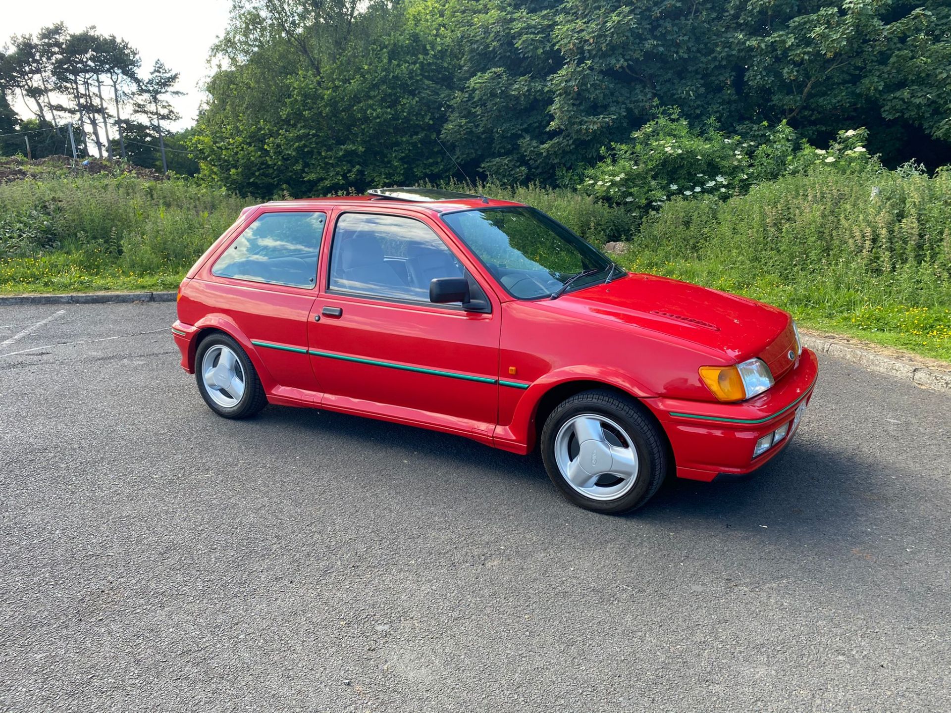 1992 FORD FIESTA XR2 I RED 3 DOOR HATCHBACK, 1.8 PETROL ENGINE, MANUAL 5 GEARS *NO VATT* - Image 2 of 30