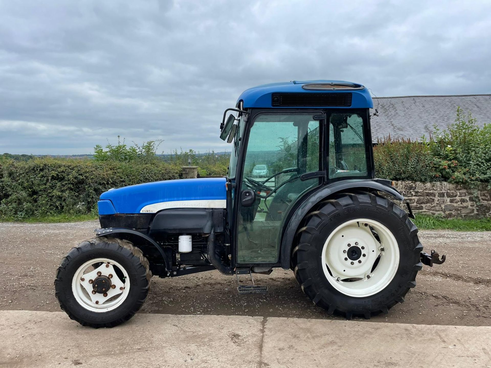 2005 NEW HOLLAND TN95NA TRACTOR, RUNS AND DRIVES, LINKAGE ARMS AND PTO WORK *PLUS VAT* - Image 3 of 14